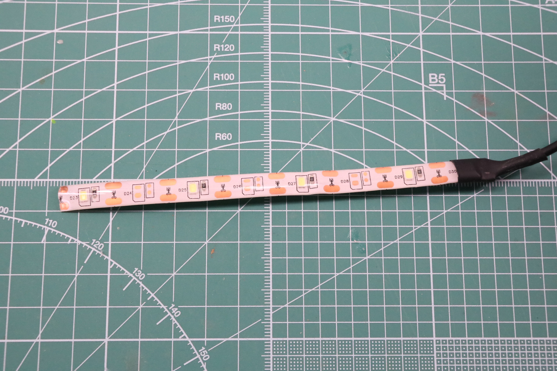 角形シリコンチューブにLEDテープライトを通す。この時、コネクターの接続分は空けておく