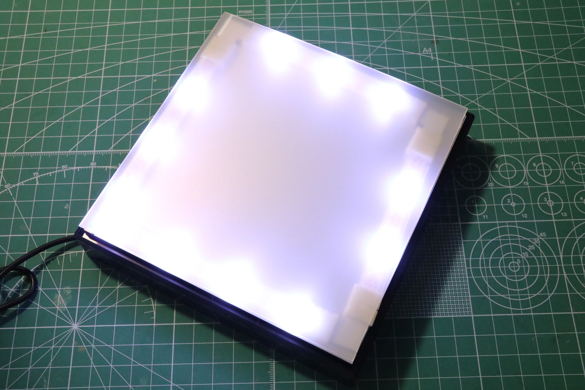 改めてLEDテープライトを配置し、PPシートを被せた状態。ライトアップテストでも光量は十分