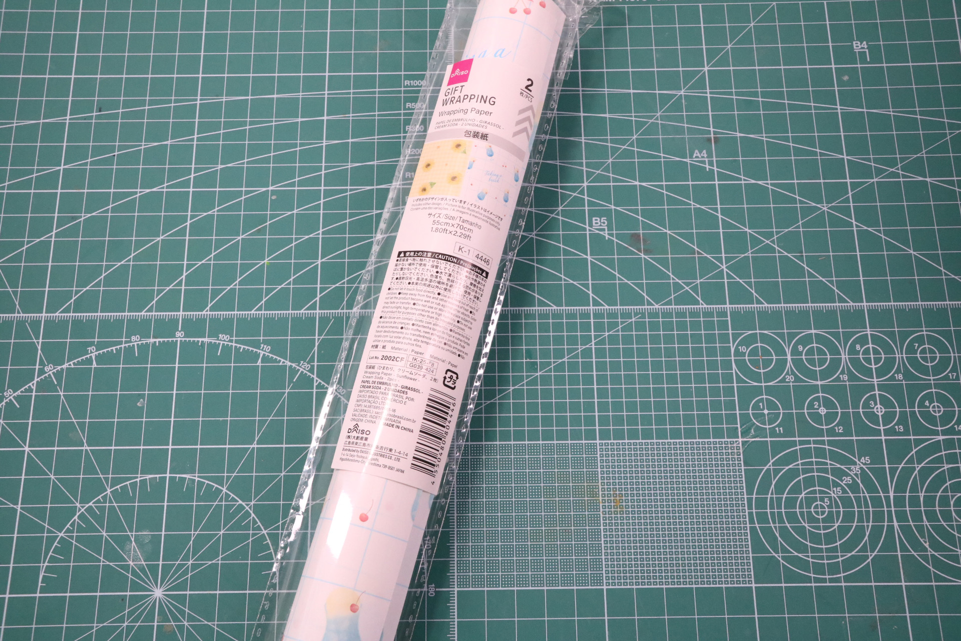 包装紙。100円ショップで購入できる