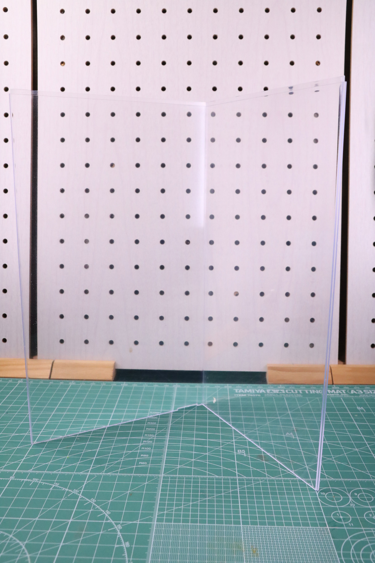 カバーの内側の採寸にあわせて包装紙をカットして貼り付け