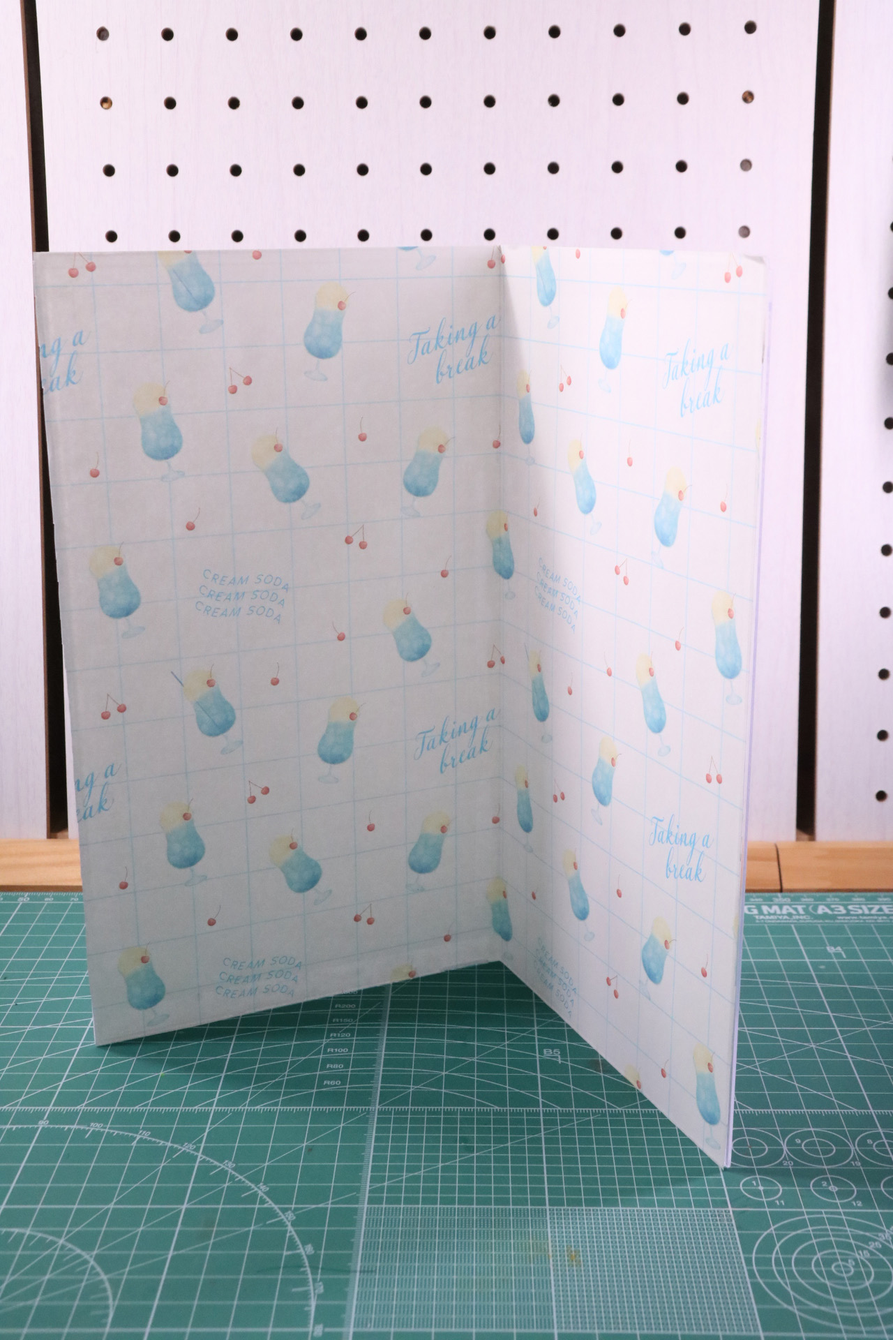 白地にクリームソーダの絵柄と爽やかな背景が完成