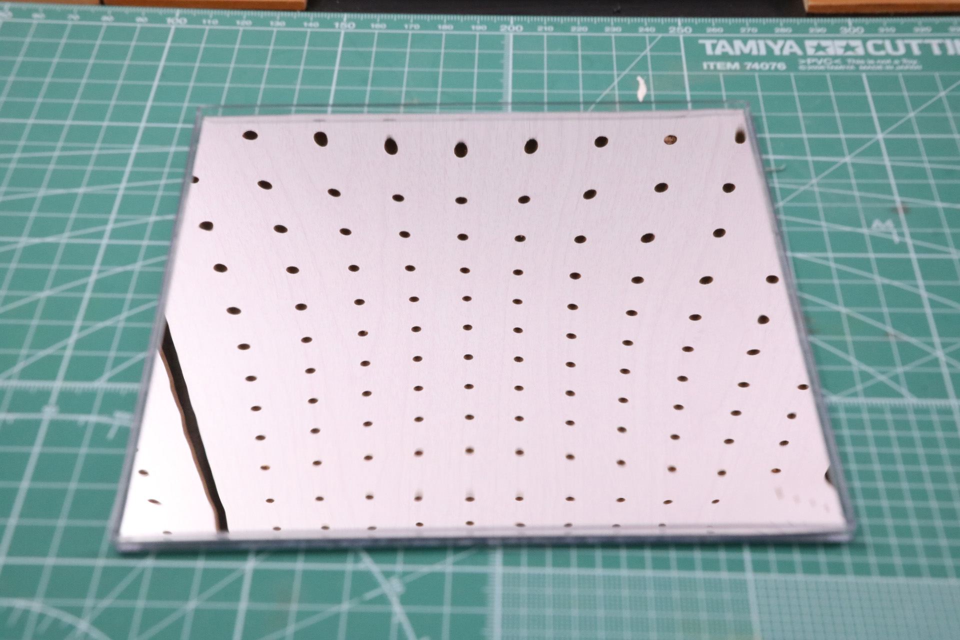 こちらも台座からの光の反射を期待して施した