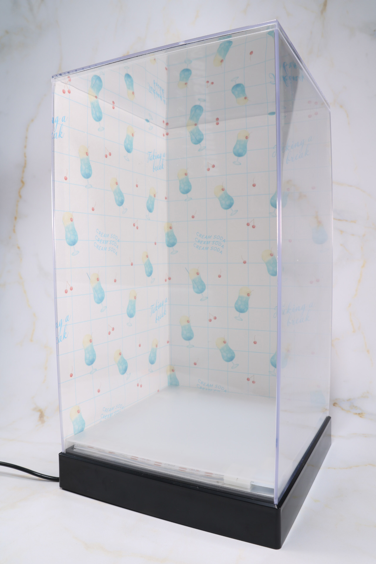 グラビアステージのような背景付きのディスプレイケースに