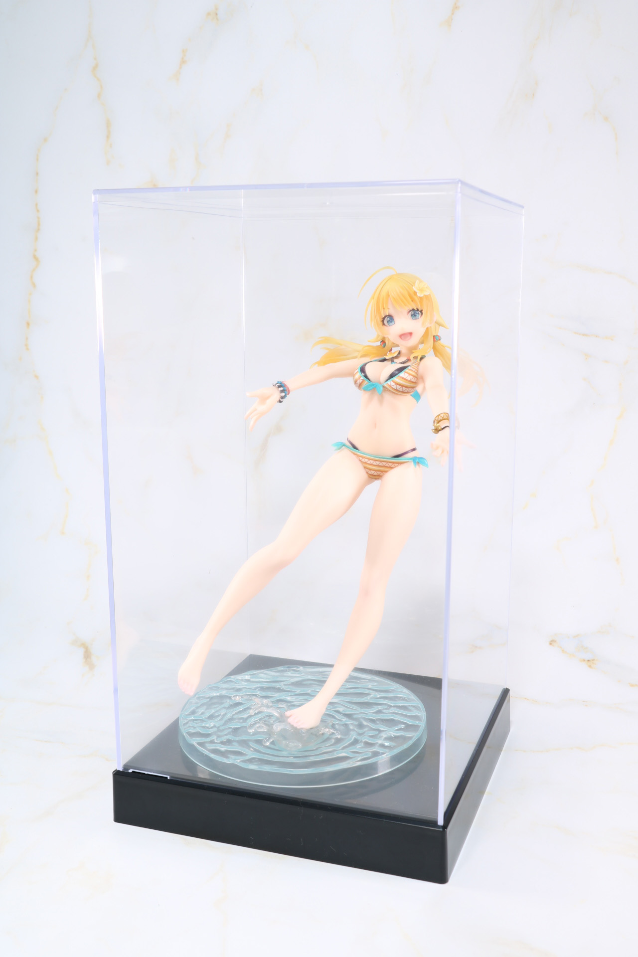 リコルヌの「アイドルマスター シャイニーカラーズ 夏に恋するピチカート！ 八宮めぐる」全高約23cm(台座含む）を入れた状態