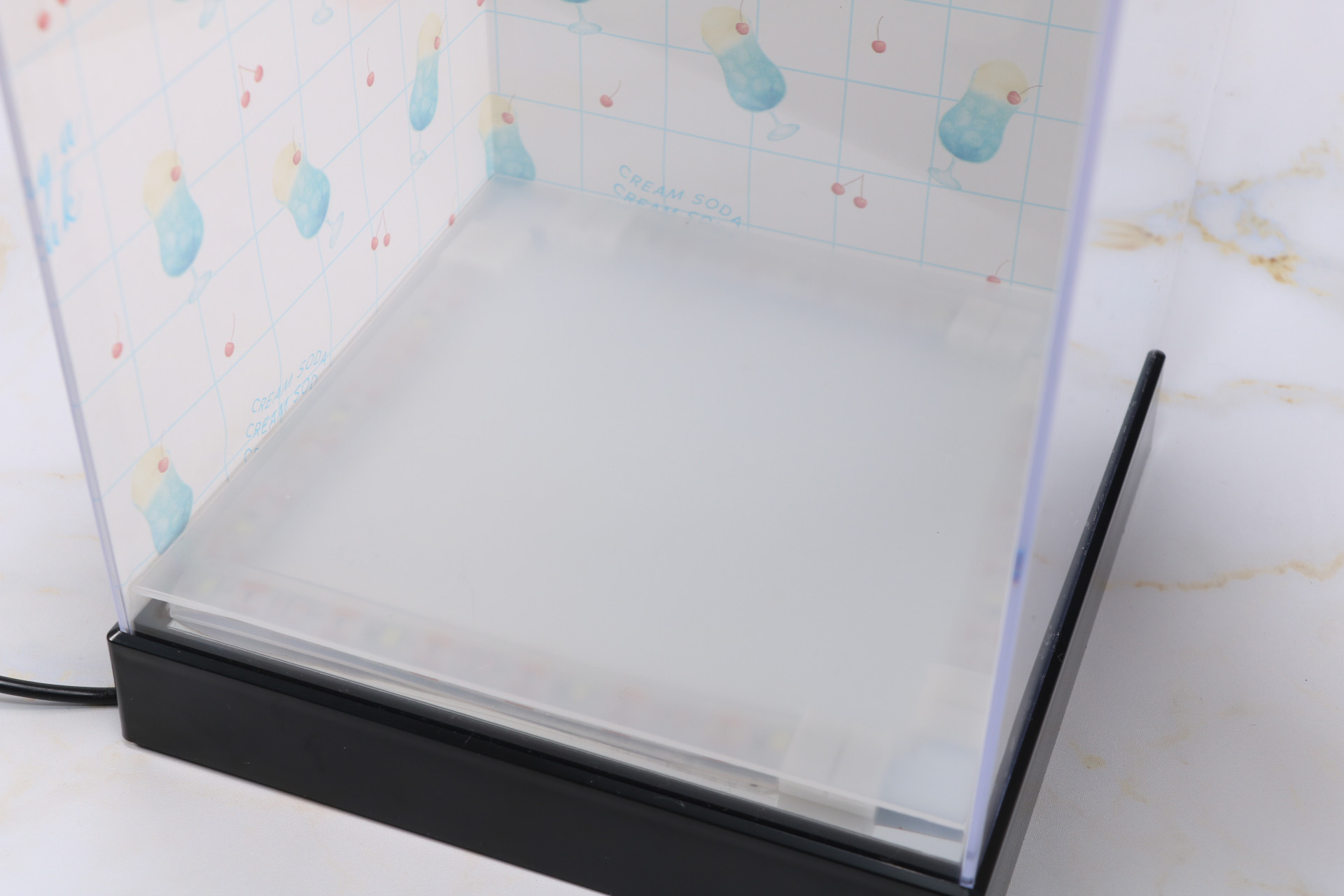 台座にはLEDテープライトを仕込み、PPシートで少し高さのあるステージになった