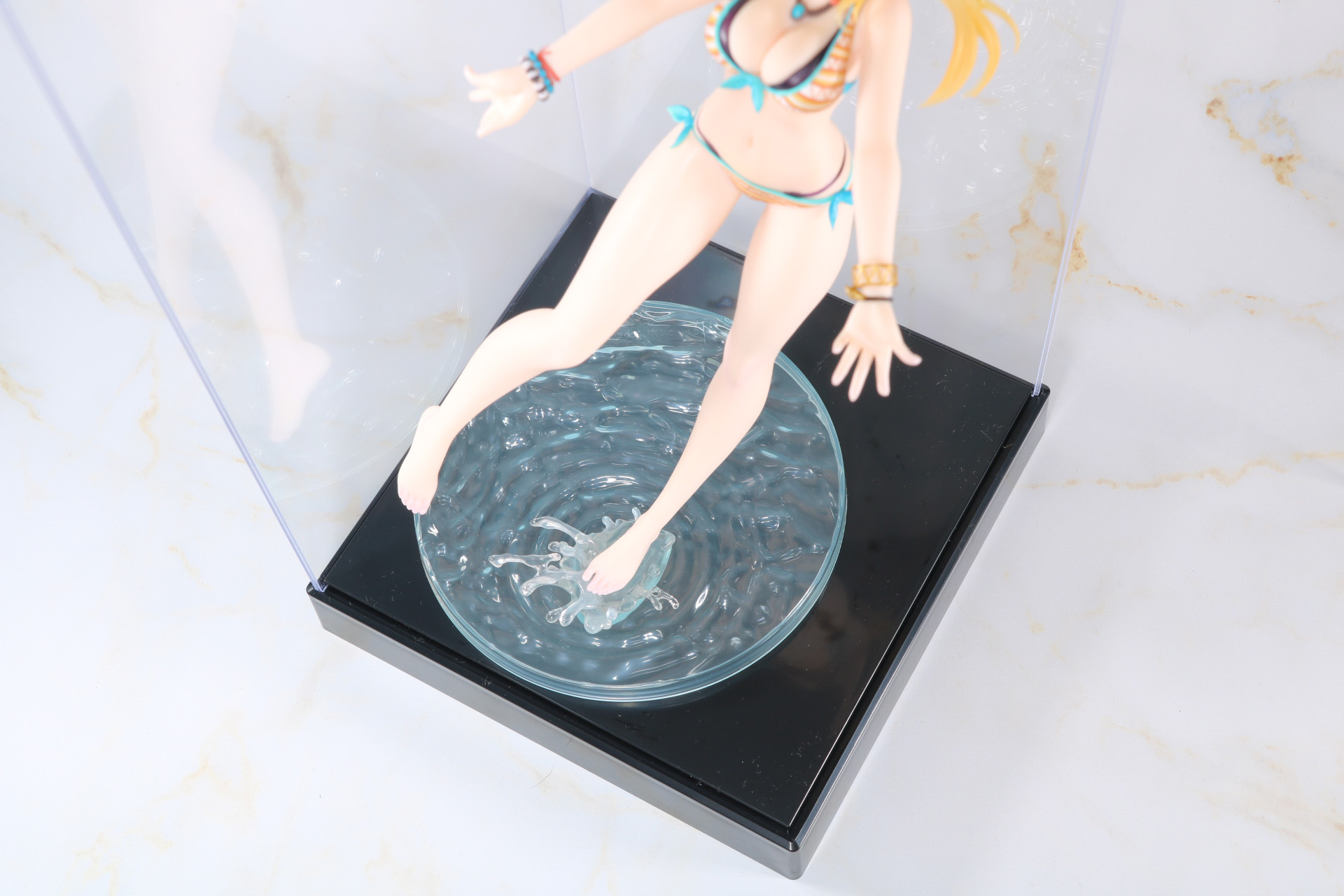 台座が少し前気味の位置にあり、LEDテープライトに干渉してしまう