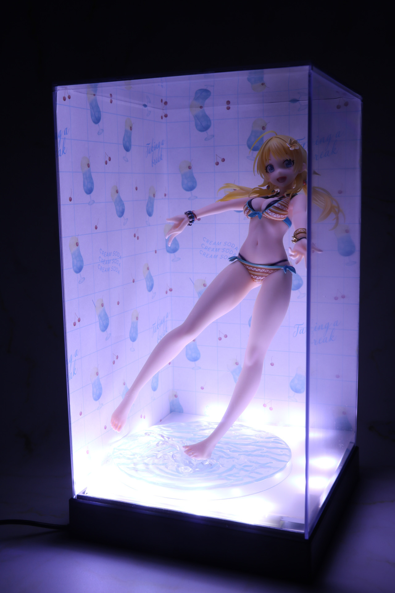 暗がりの中だと少し足元だけ照らされる形となる