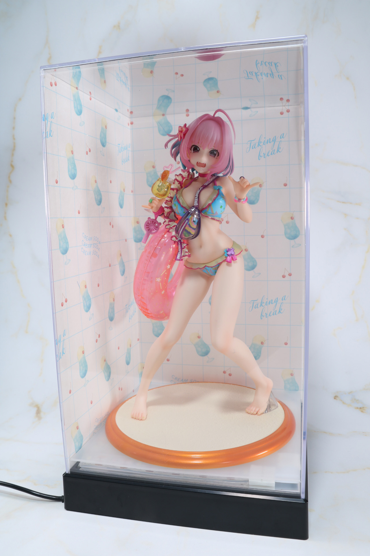 ウェーブの「［水着商法］夢見 りあむ」（全高約225mm）をディスプレイ