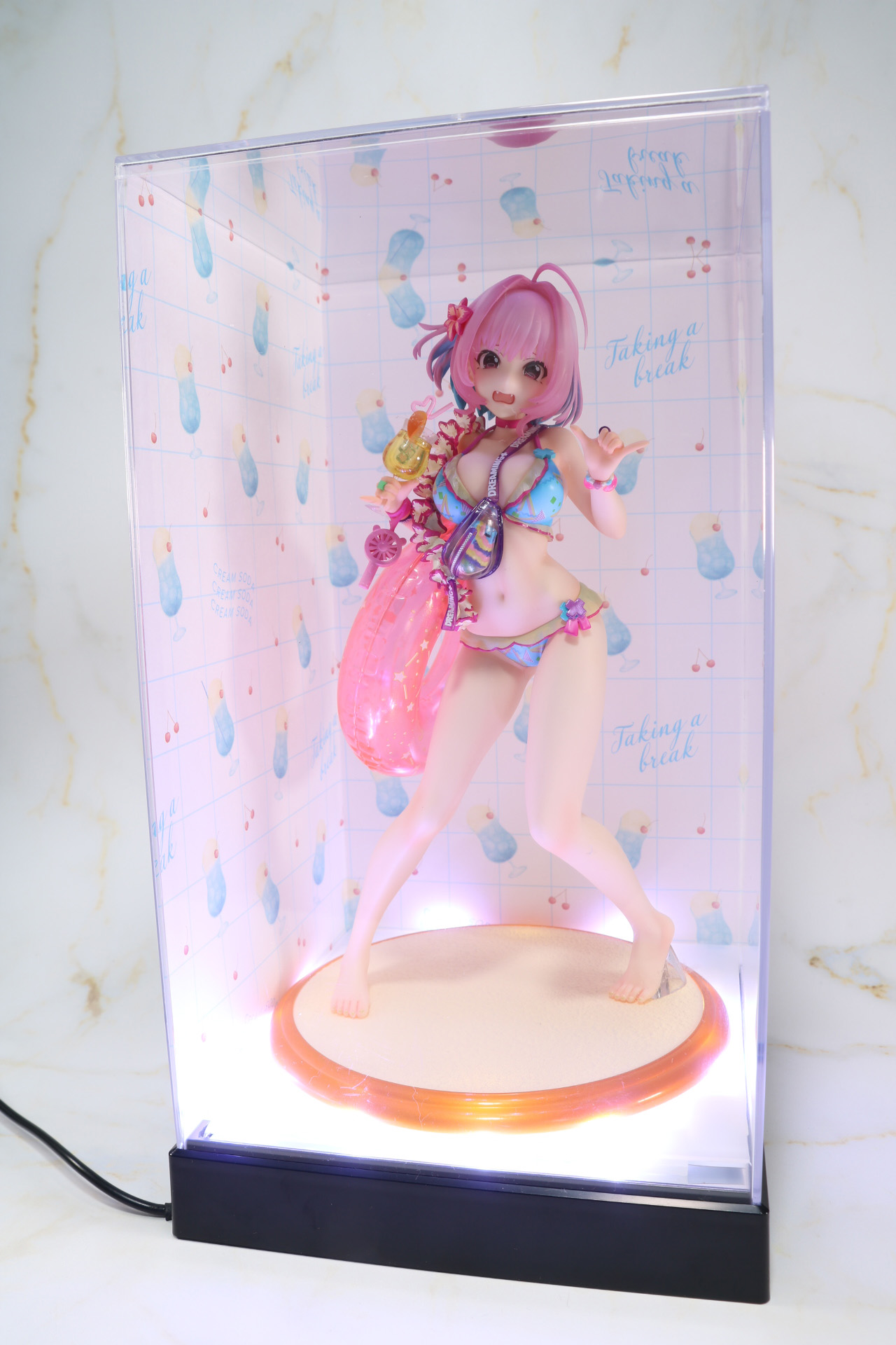 ライトアップ。台座が不透明のものなのでライトアップ効果が薄い印象