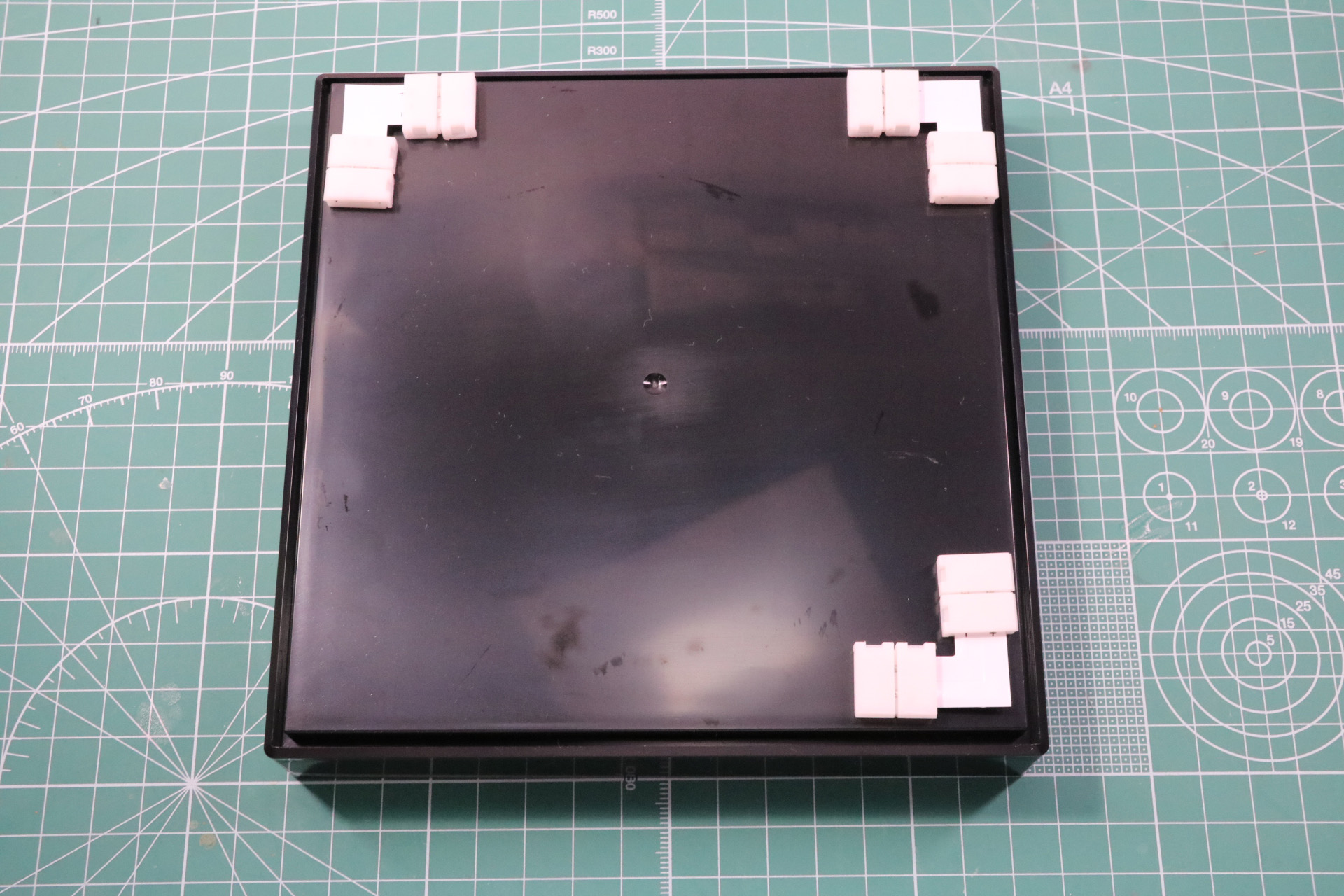 コネクターを隅に配置して、LEDテープライトを辺に合わせて配置する予定