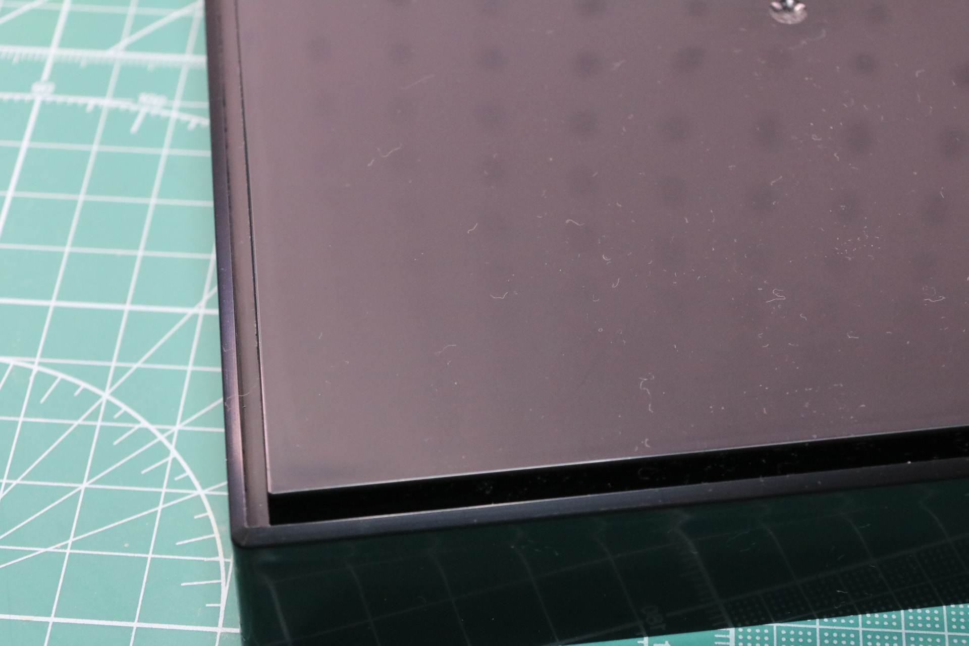 四隅の一つに通し穴をあける