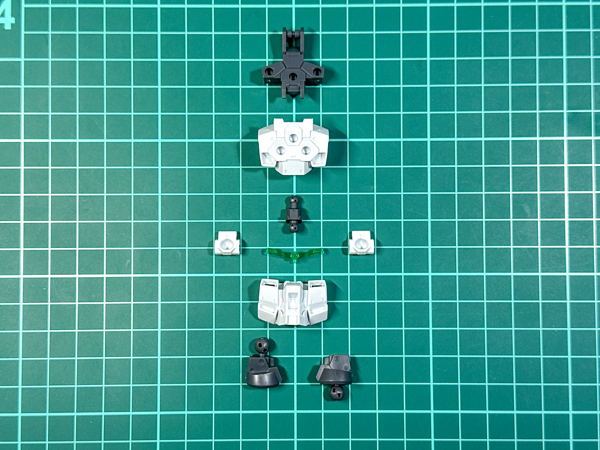 組み立て前の胴体パーツ。全9パーツにて構成されます。