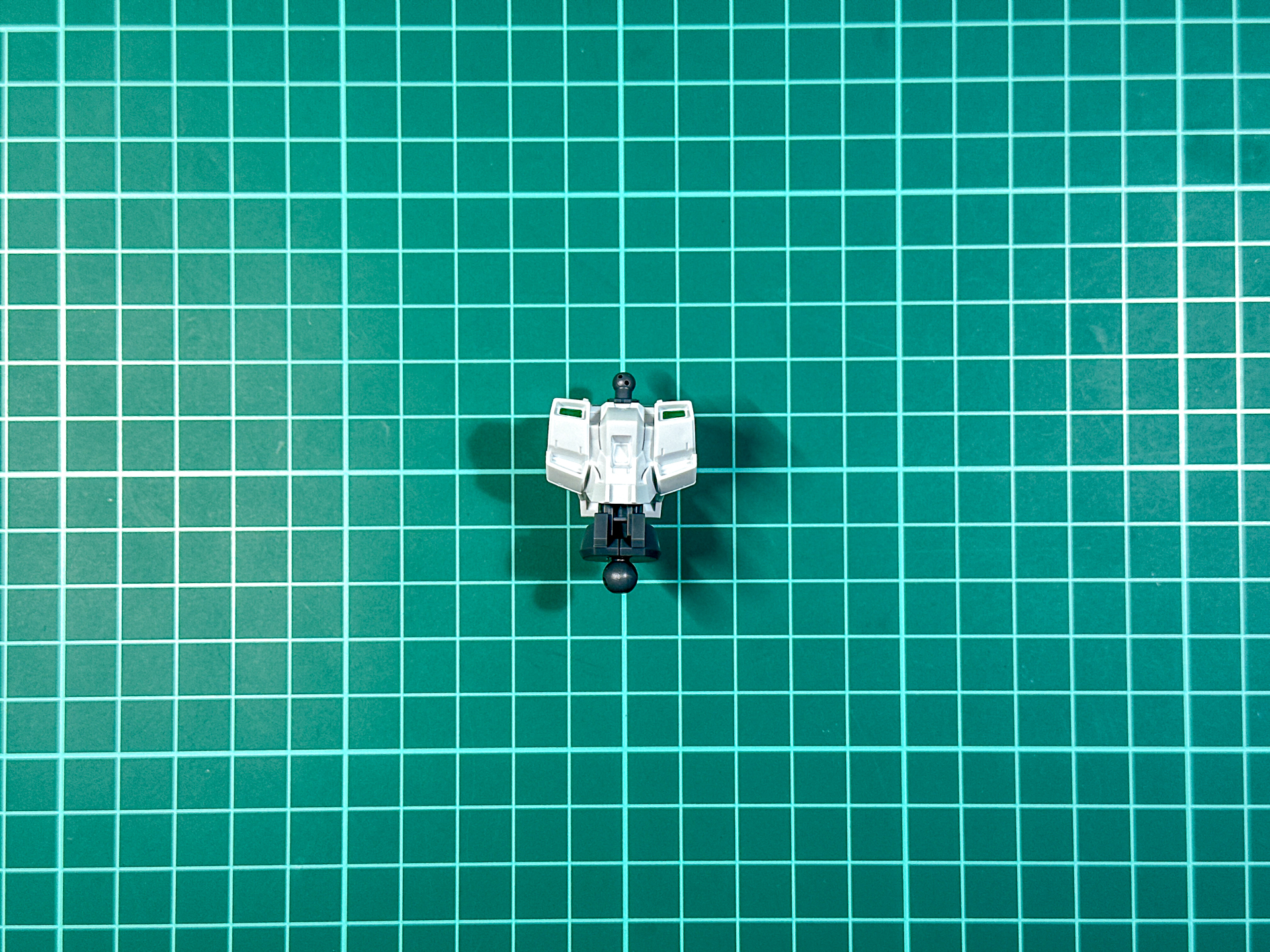 完成後の胴体部パーツには肩部関節にスイング機構が搭載されています。