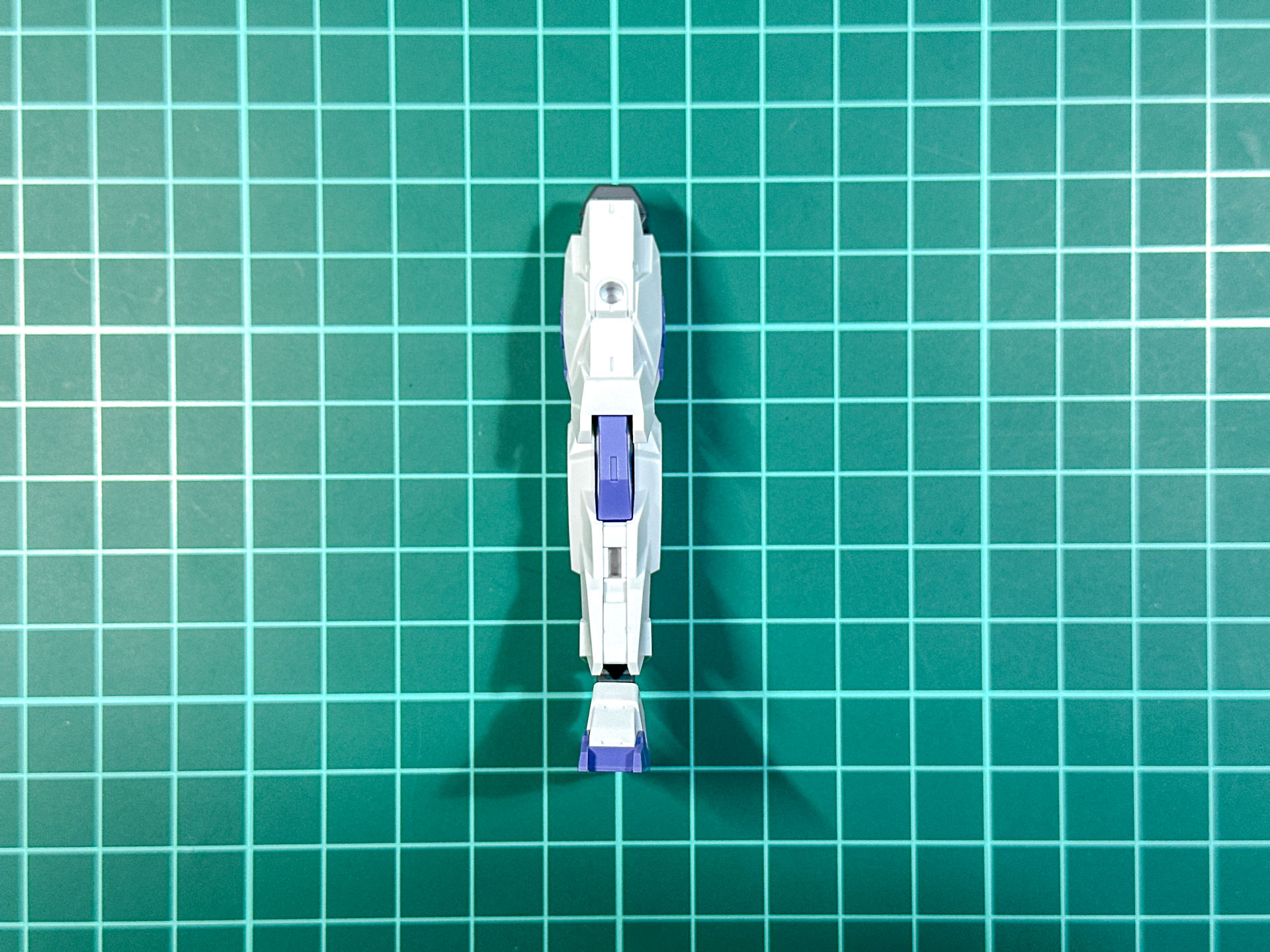 組み立てが完了した脚部パーツ。膝裏のカバーパーツが廃止されています。