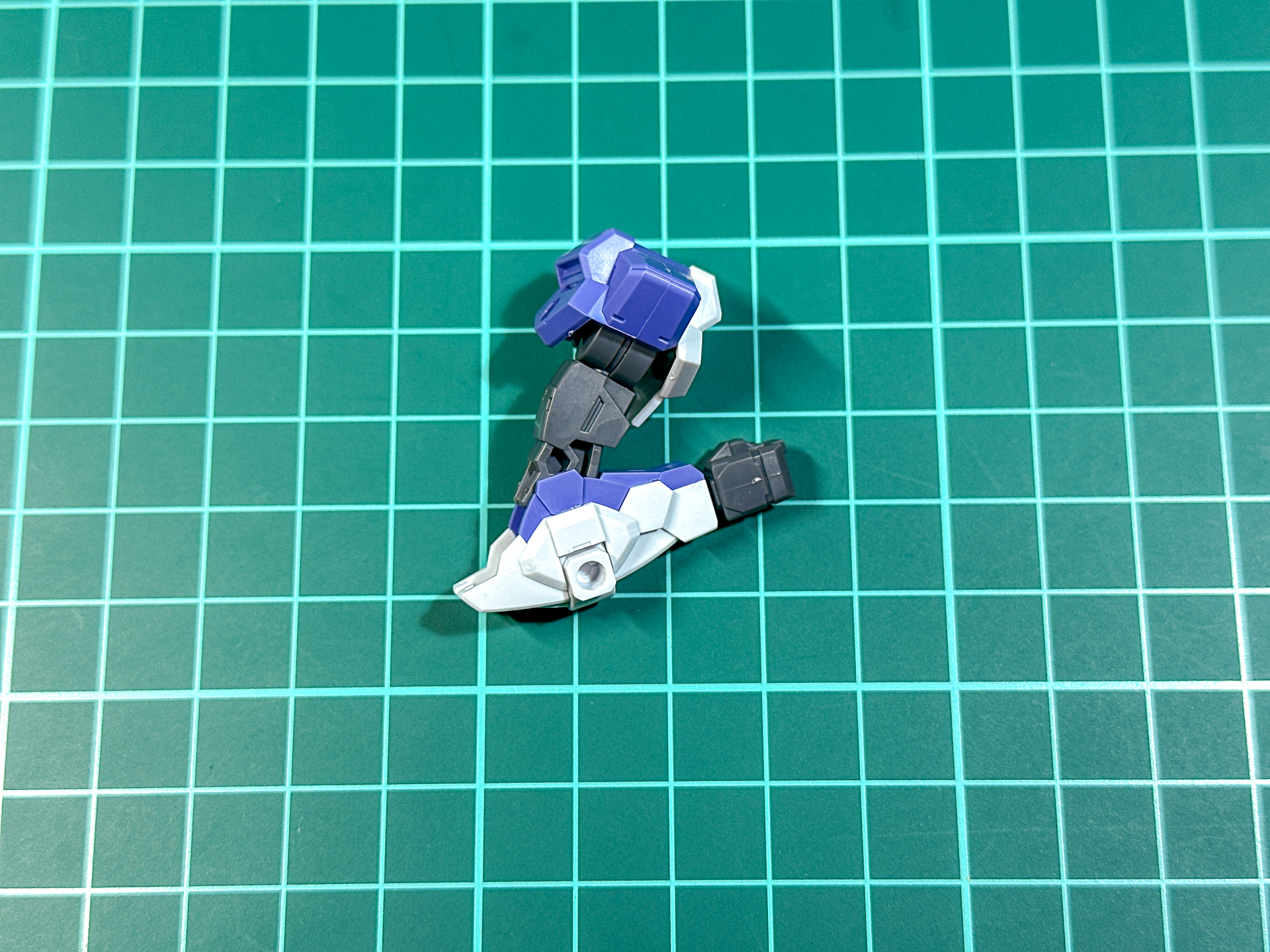 肘関節は約100度まで可動します。