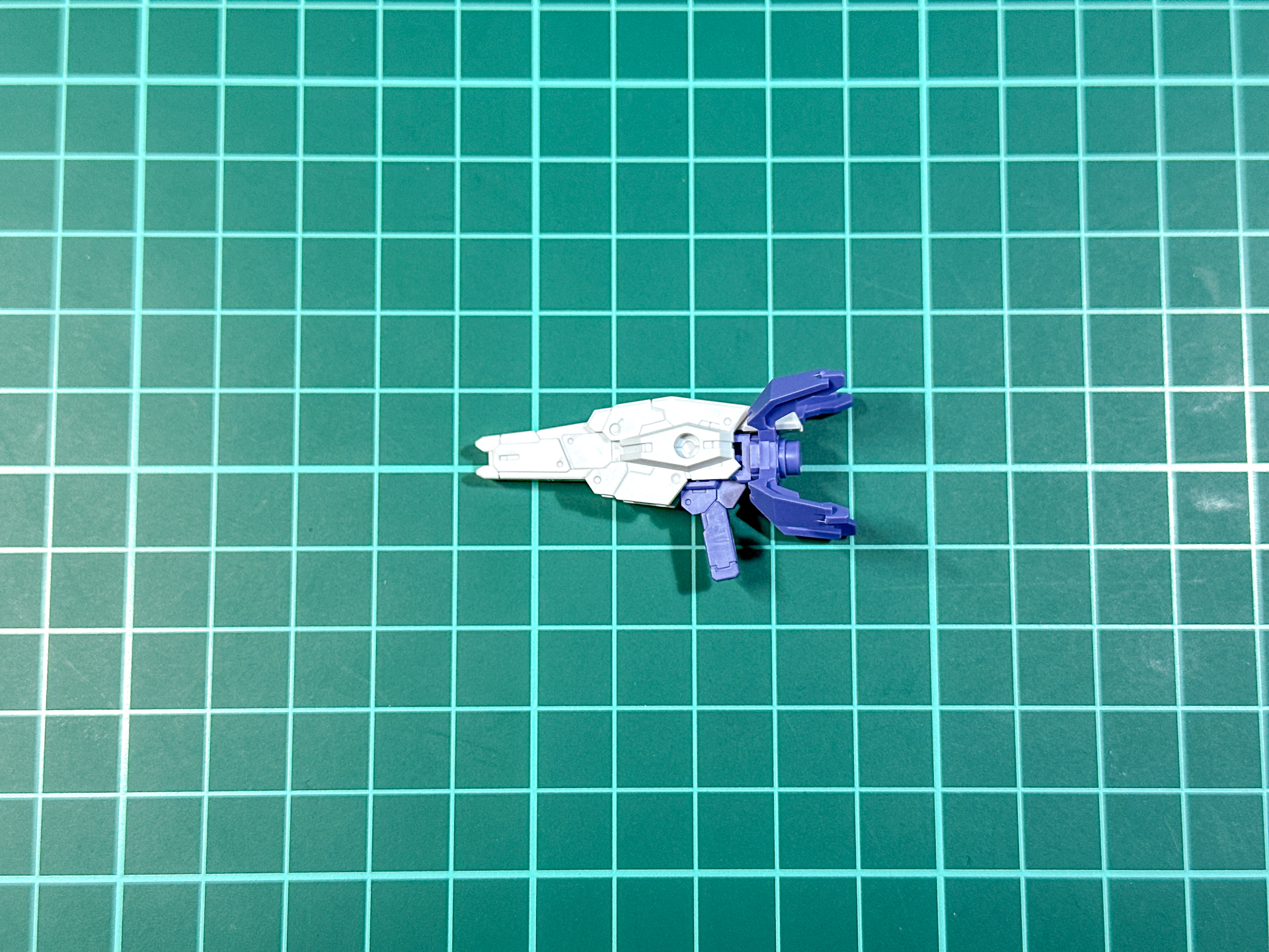 完成後は脚部とハンドガングリップが連動して展開するギミックで固定砲台に変形可能です。