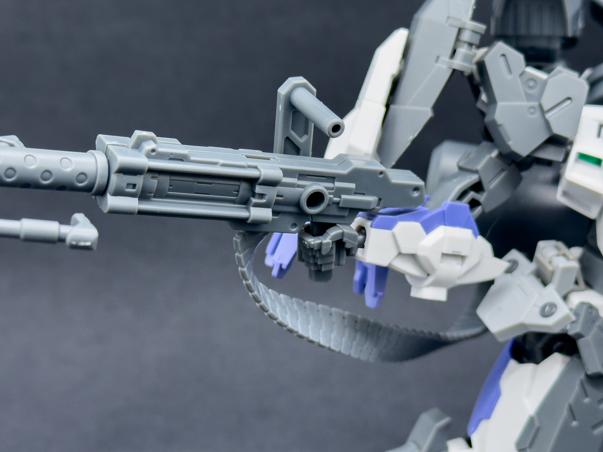 武装の保持は一体成形のハンドパーツを使用しています。