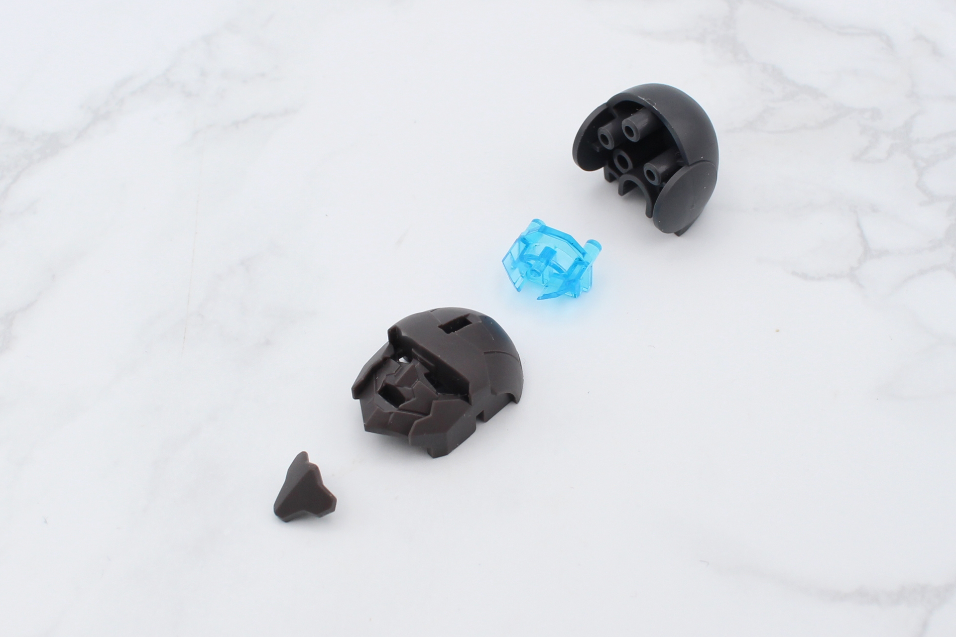 シルエットの組み立ては頭部から。基本構造は同じだが、造形は新しいものになっている