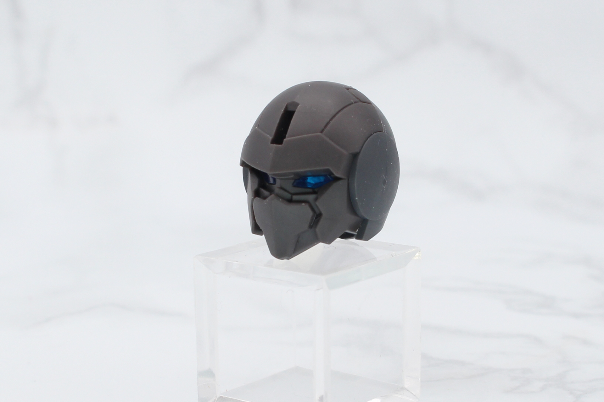 シルエットの組み立ては頭部から。基本構造は同じだが、造形は新しいものになっている