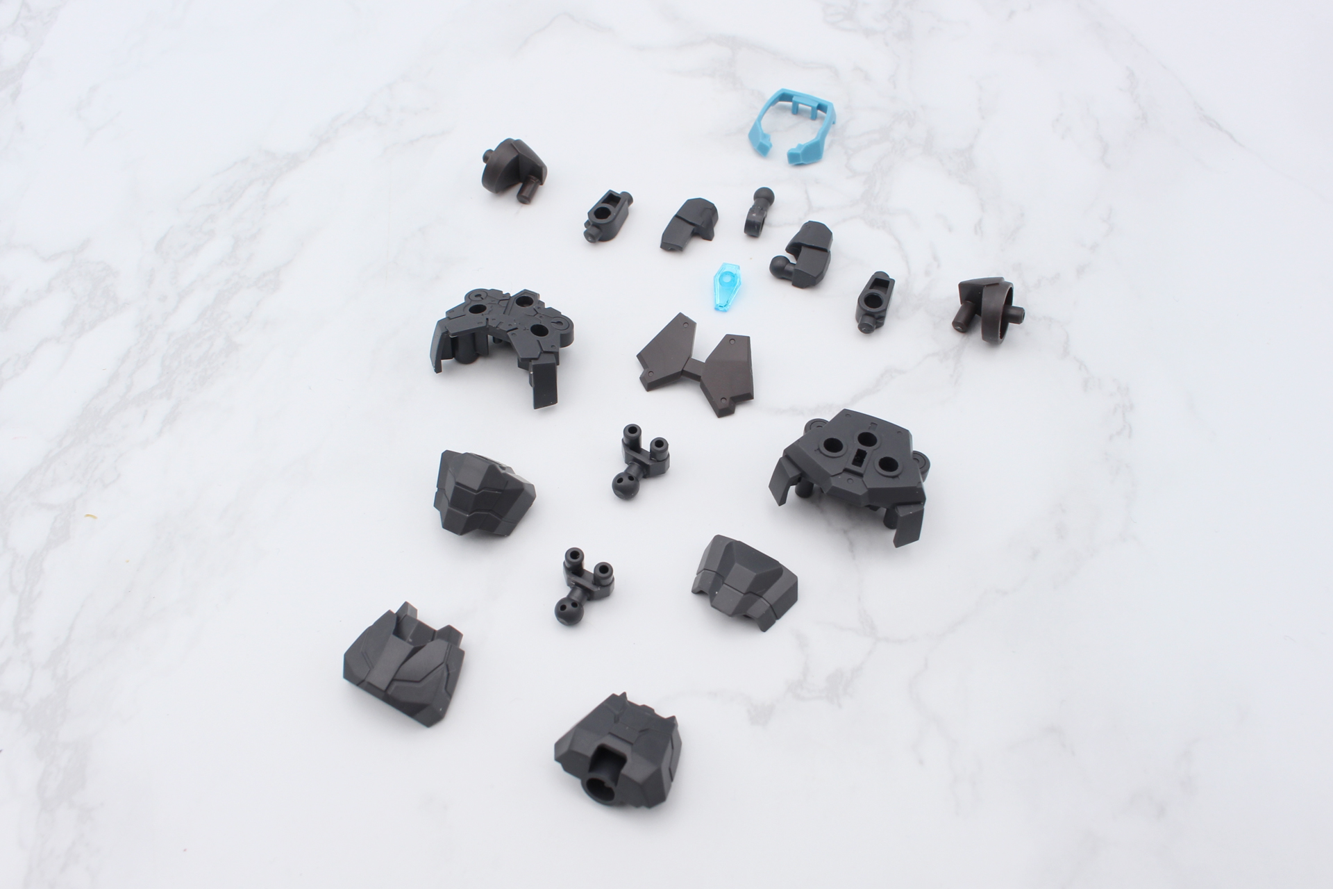 胴体の組み立て。その多くが新造のパーツだ