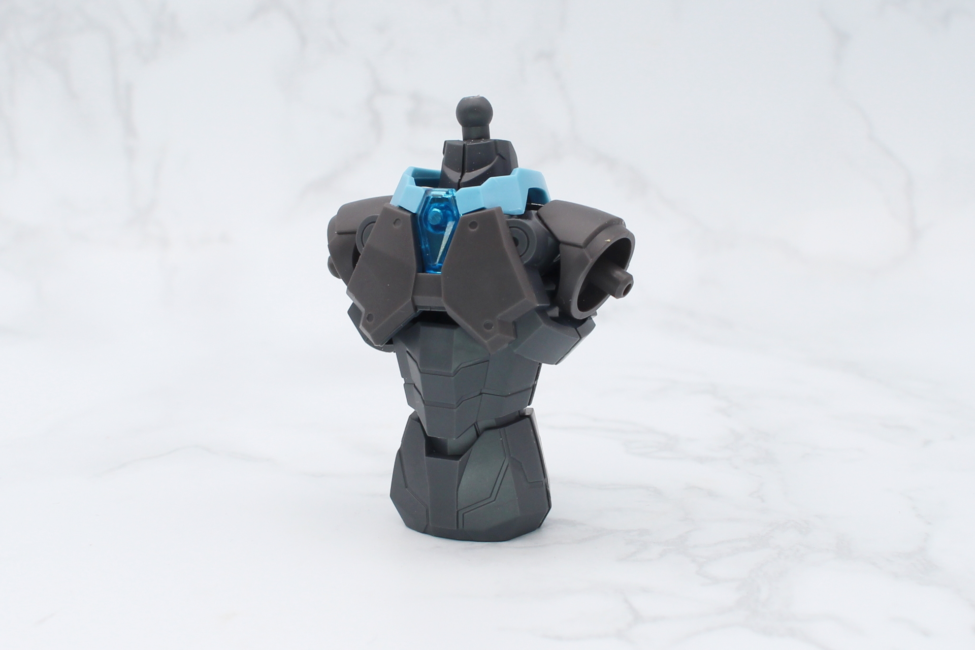 胴体の組み立て。その多くが新造のパーツだ