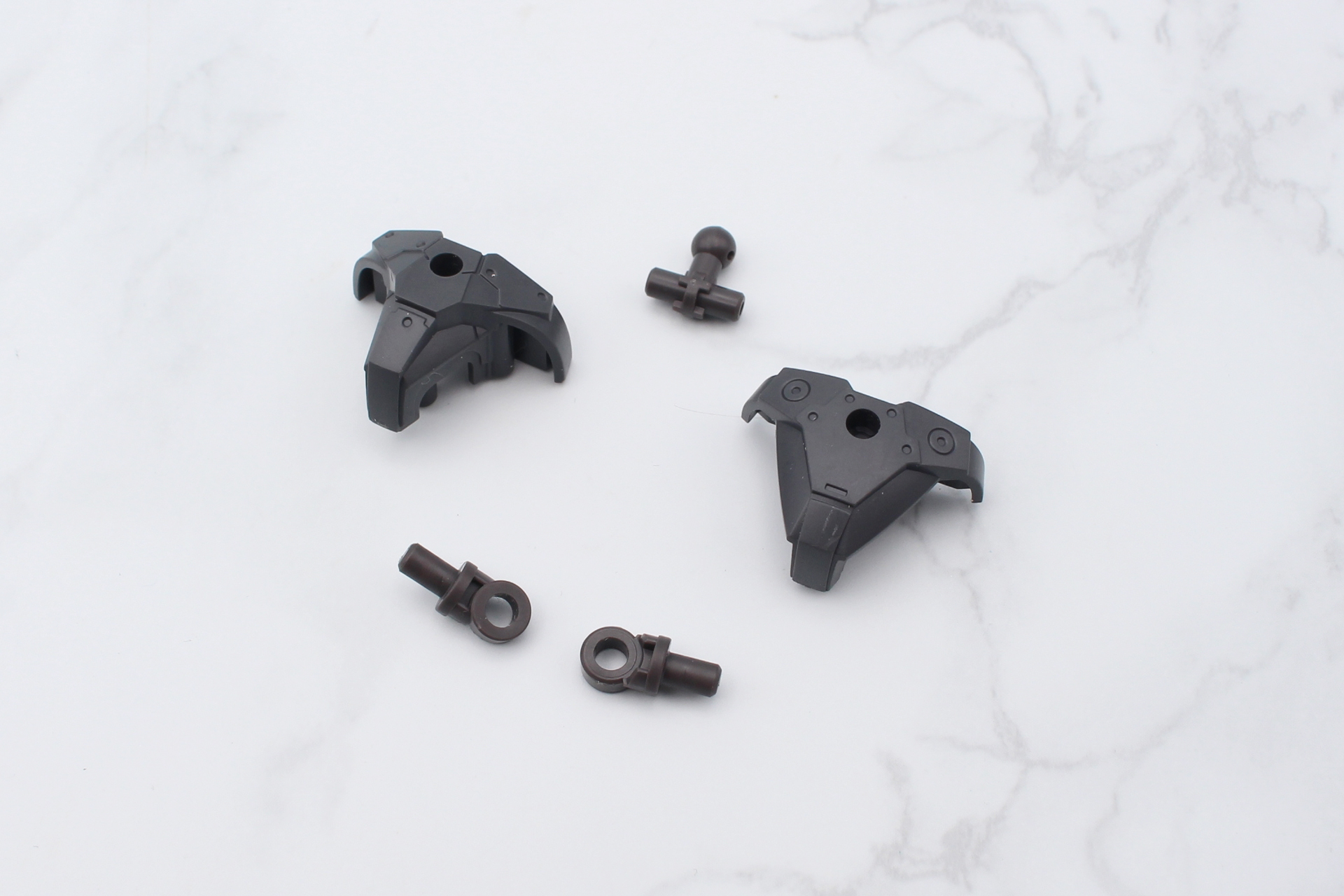 腰部の組み立て。これまで通り、腰関節や股関節も可動する