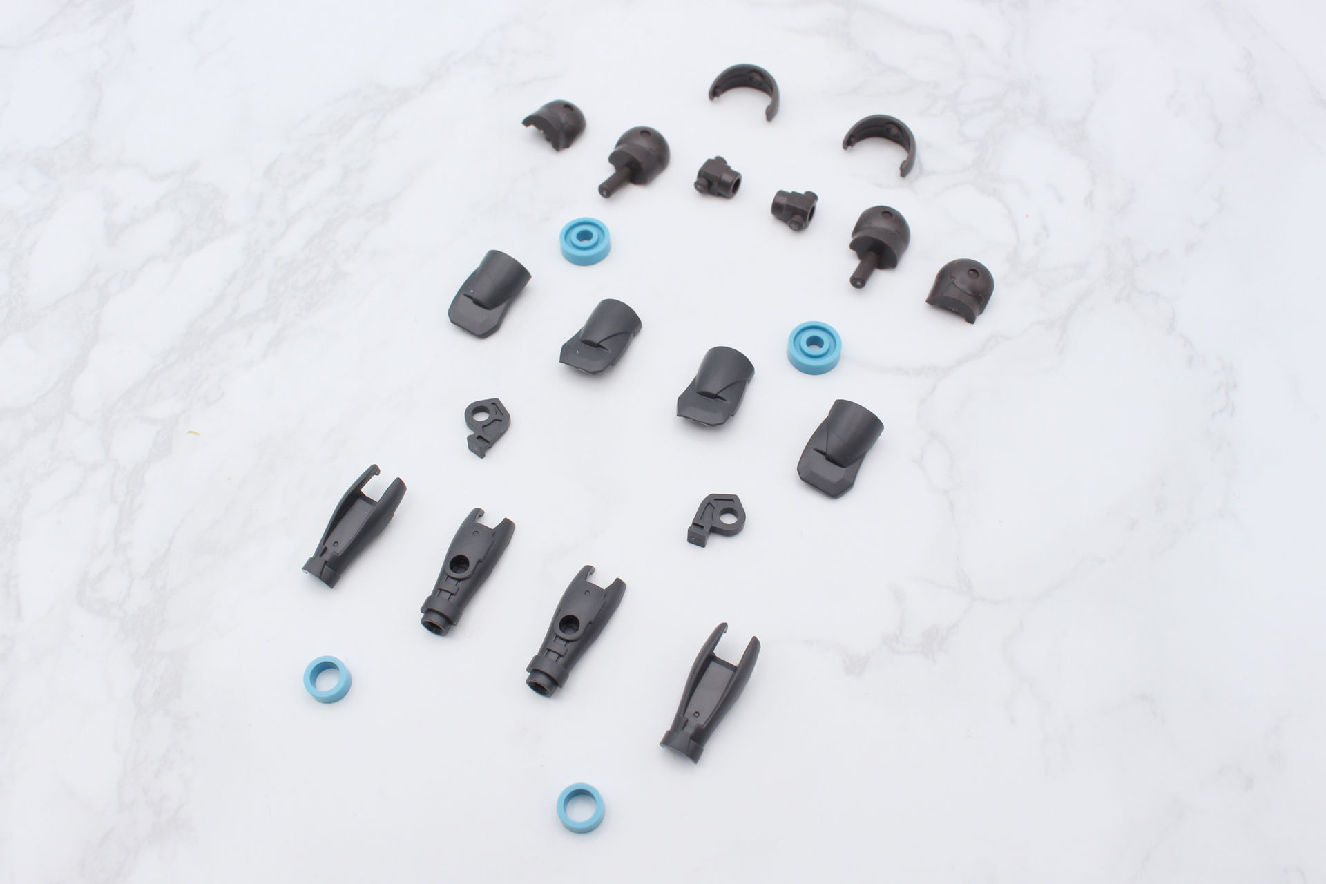 腕の組み立て。形は左右で同じものだ