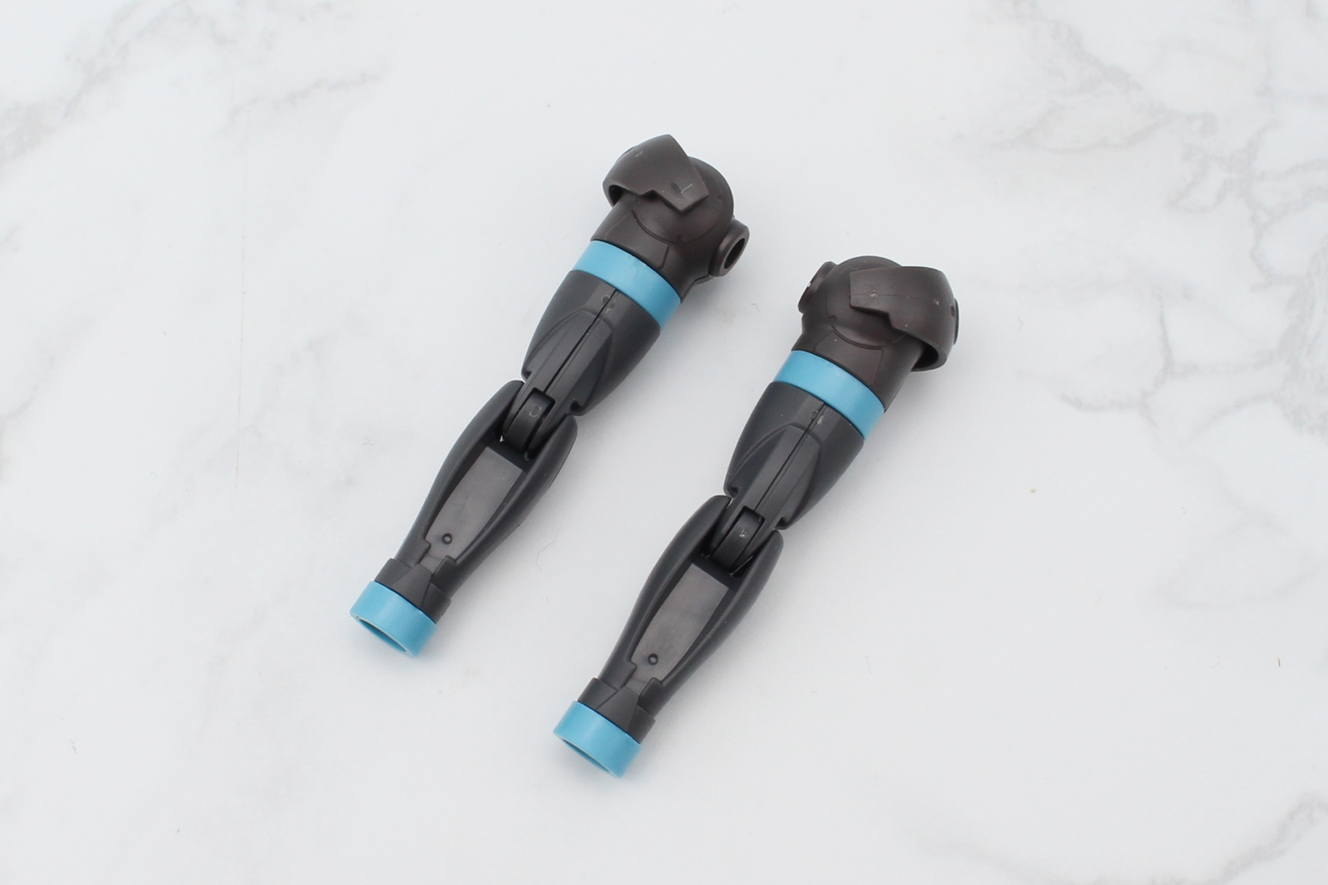 腕の組み立て。形は左右で同じものだ