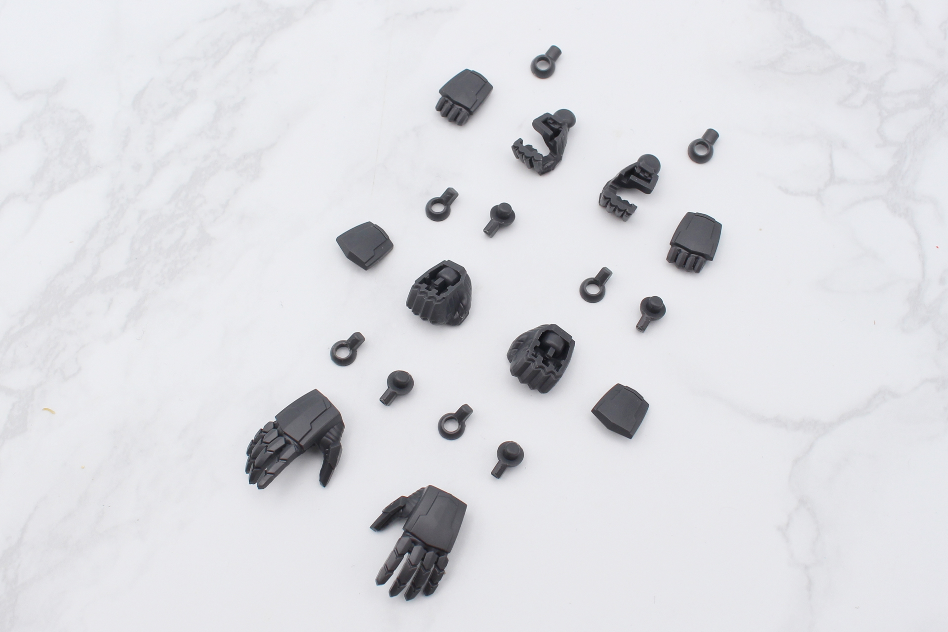 手首の組み立て。左右で3種類ずつある