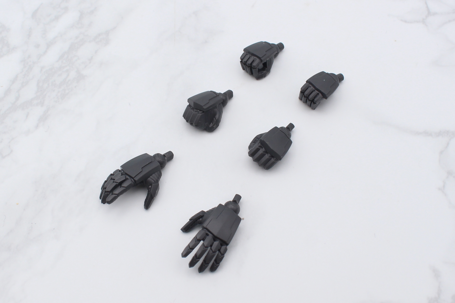 手首の組み立て。左右で3種類ずつある