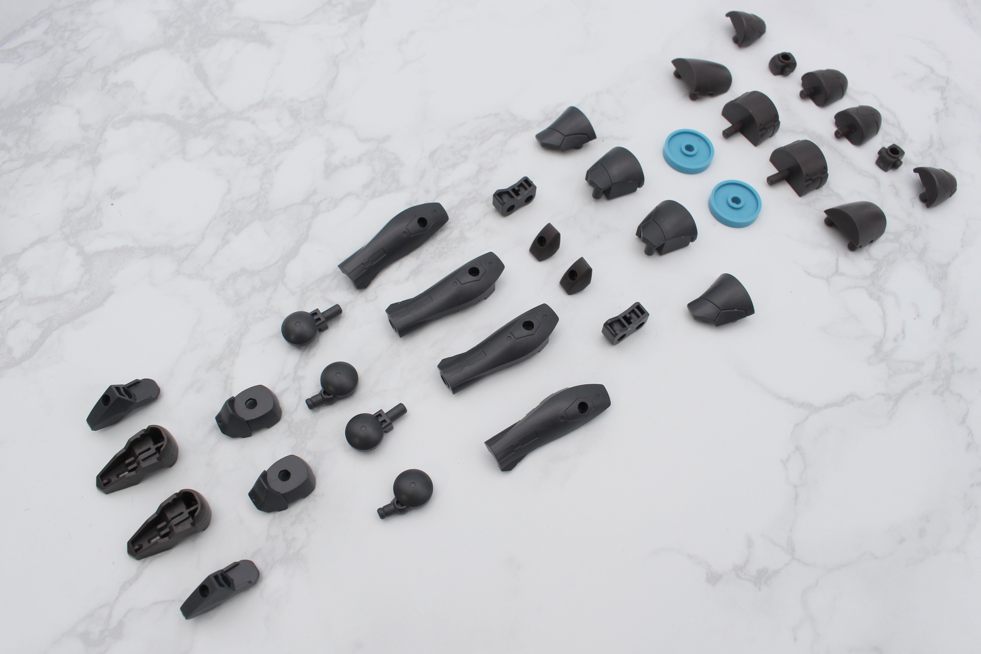 脚の組み立て。こちらも左右で同じものだ。