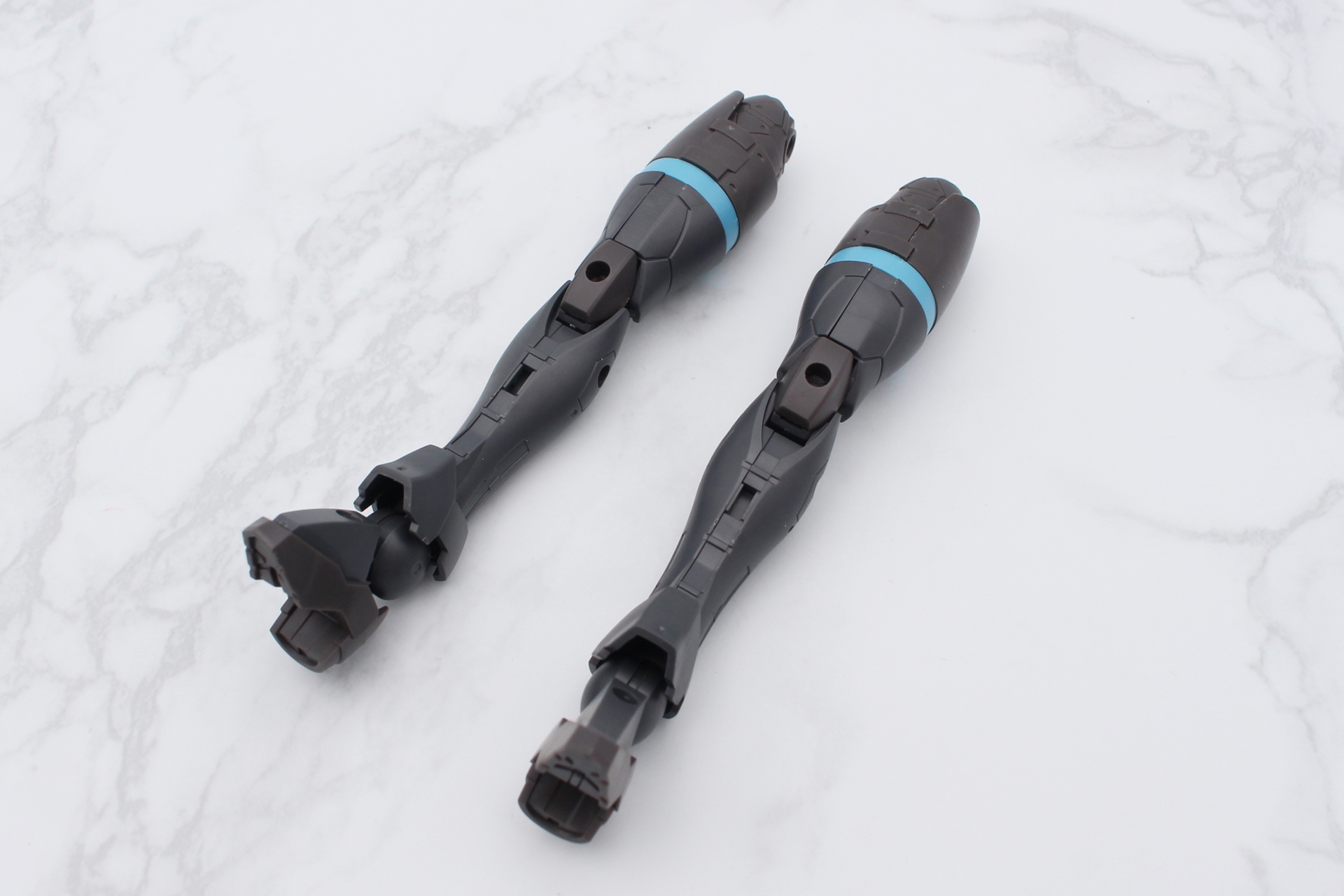 脚の組み立て。こちらも左右で同じものだ。