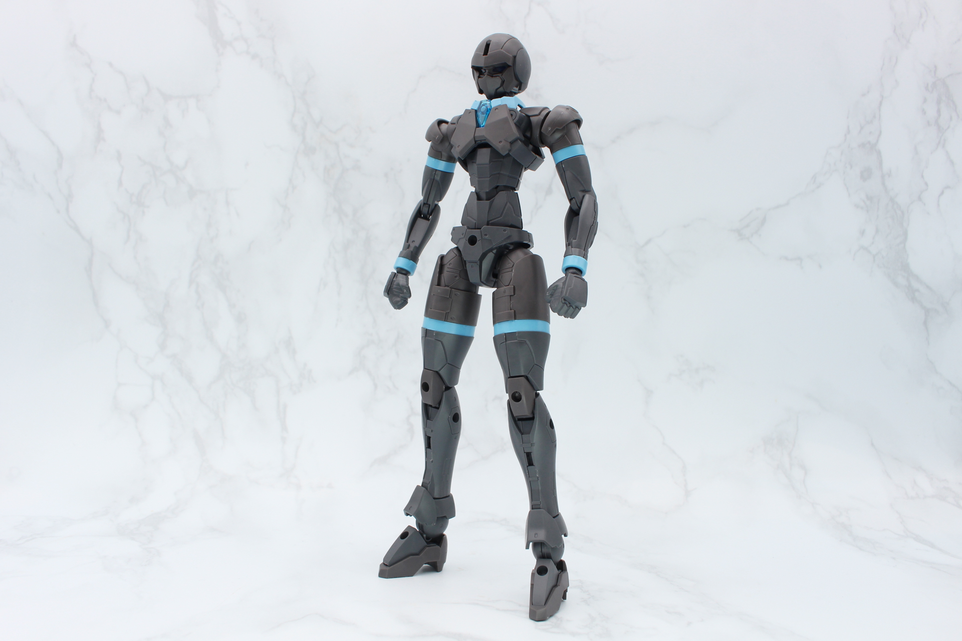 リーベルウィザードのシルエットが完成。全高約165mmと長身だ