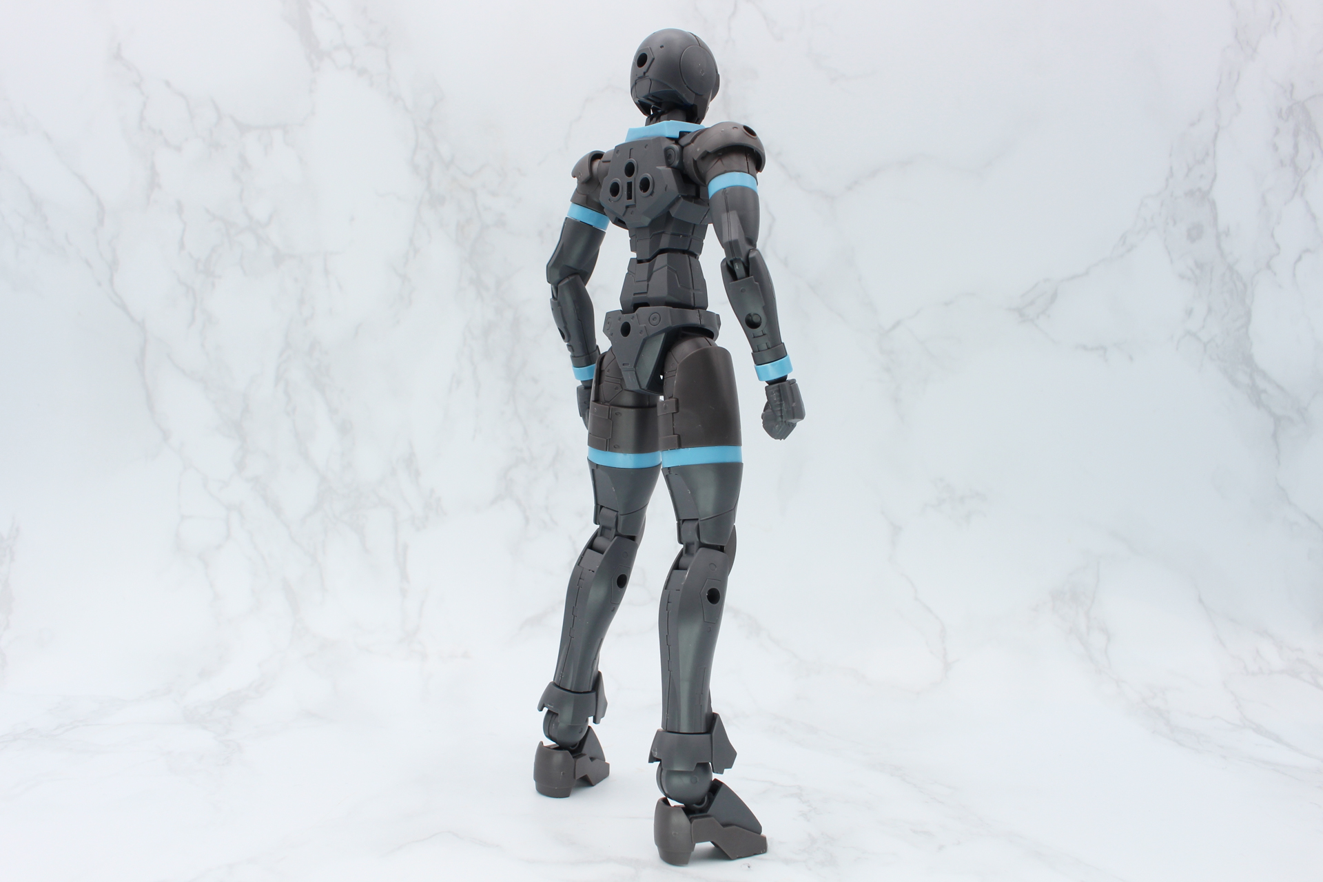 リーベルウィザードのシルエットが完成。全高約165mmと長身だ