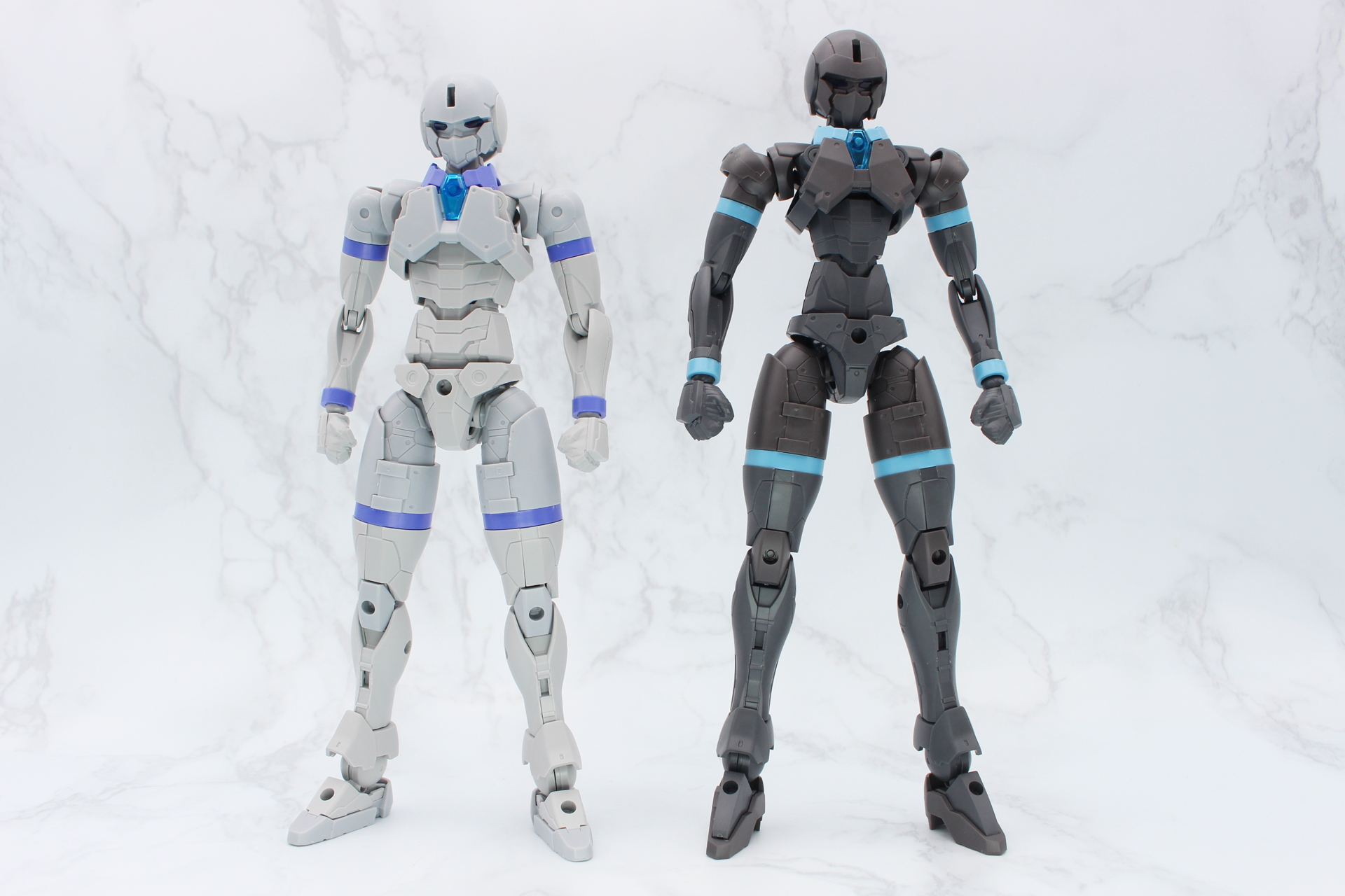 リーベルプリーストのシルエット（左）は全高約155mm。頭半分ほど大きい