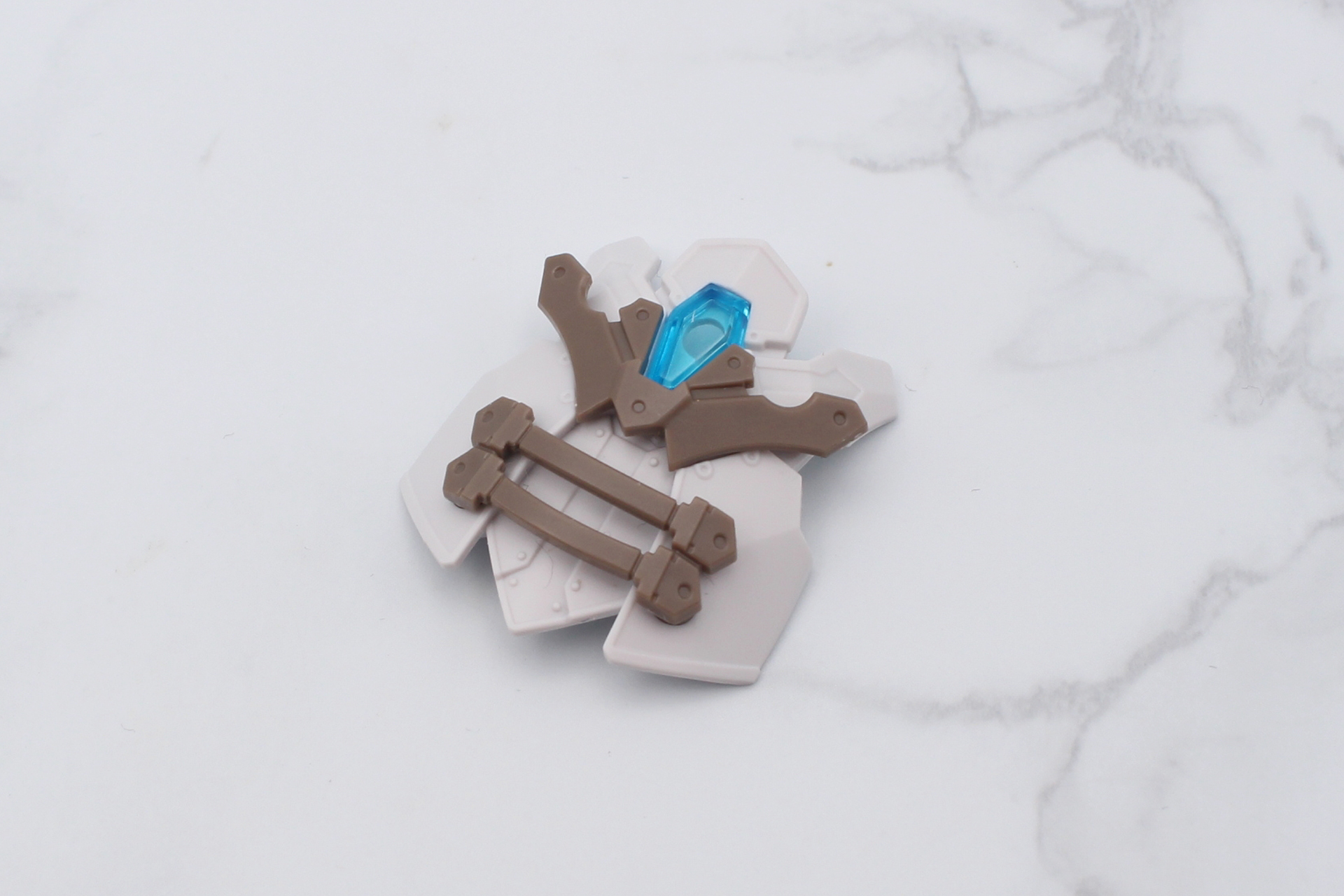 胸部のアーマーを組み立て