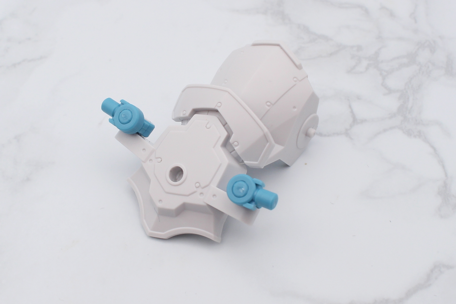 背中のアーマーを組み立てる