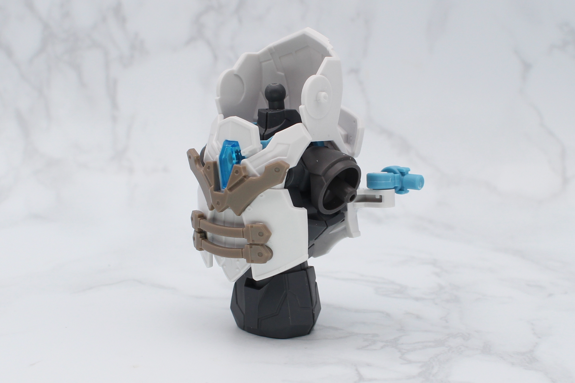 胸と背中に組み立てたアーマーを取り付ける