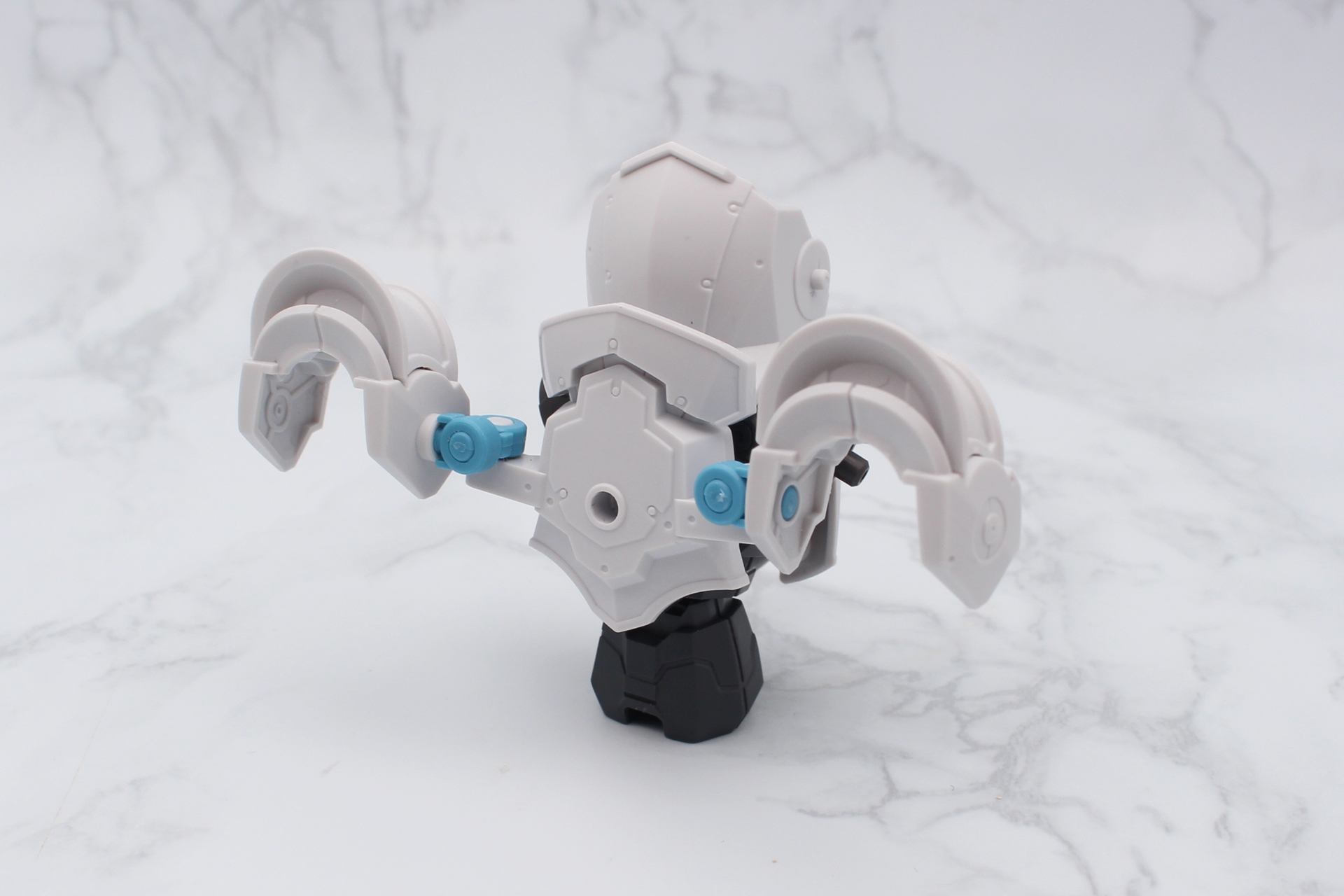 背中のアーマーのジョイントに肩アーマーを取り付ける