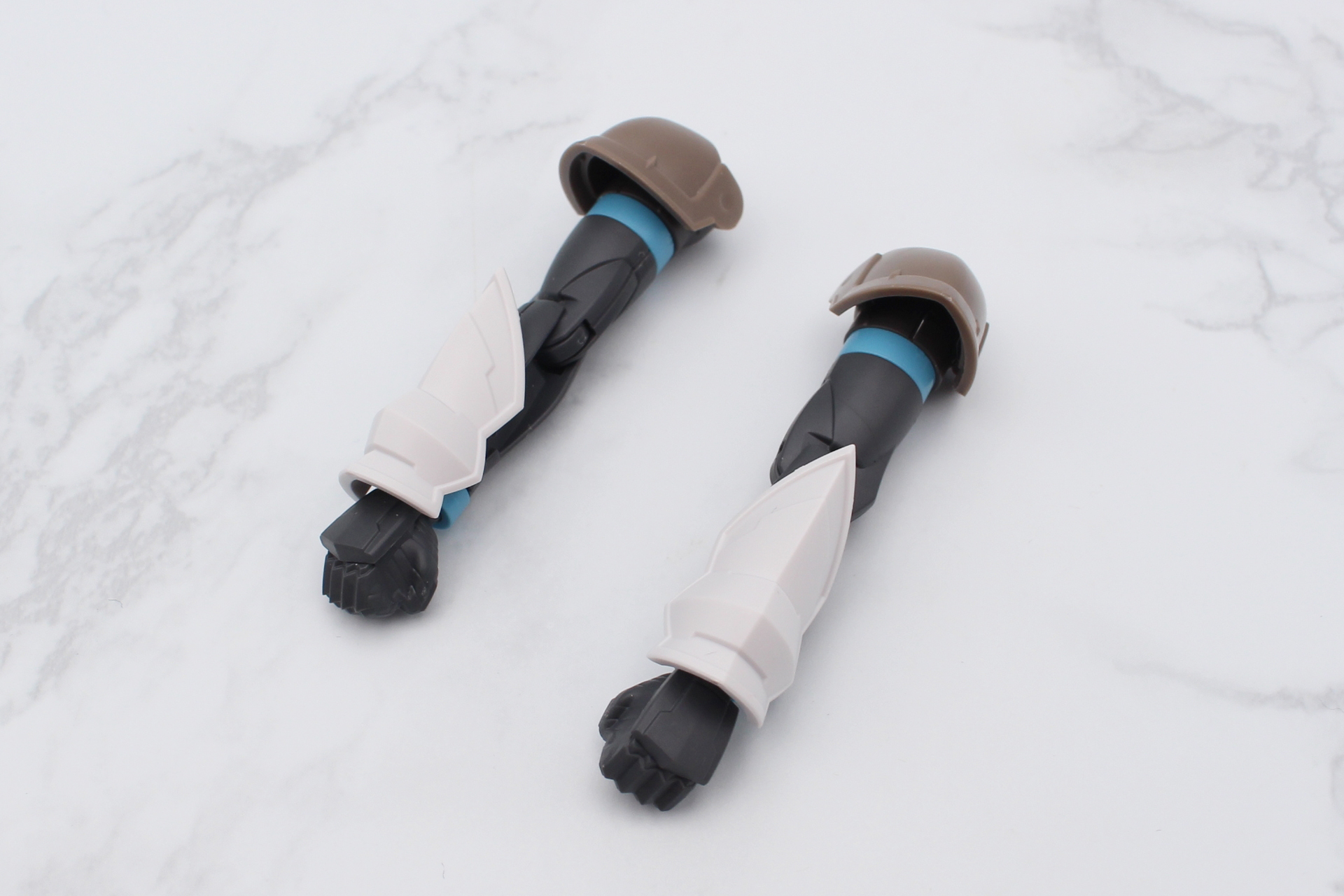 腕は肩と手首にアーマーを取り付ける