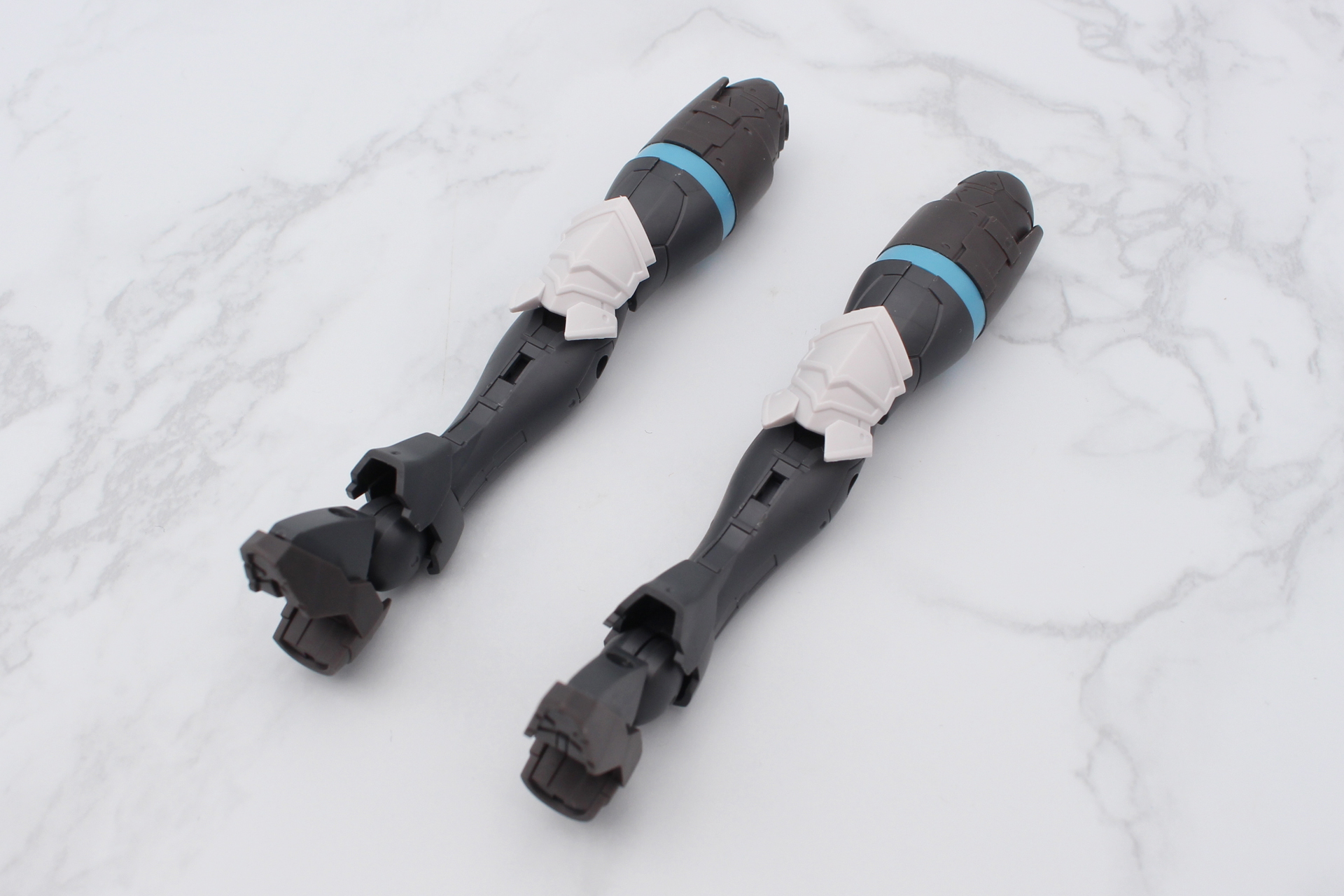 膝にアーマーを取り付ける