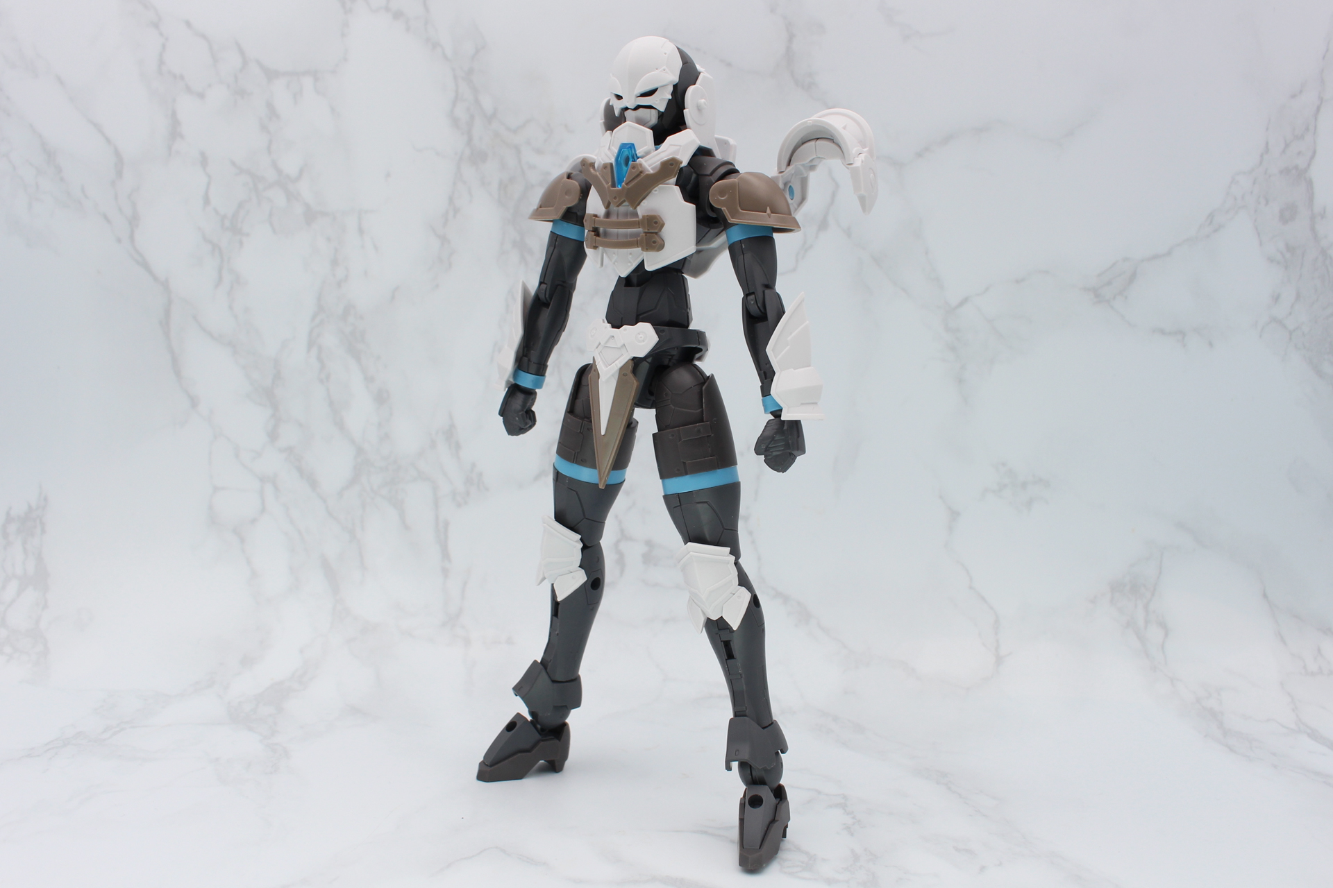 アーマーを取り付けた全身を組み立てる