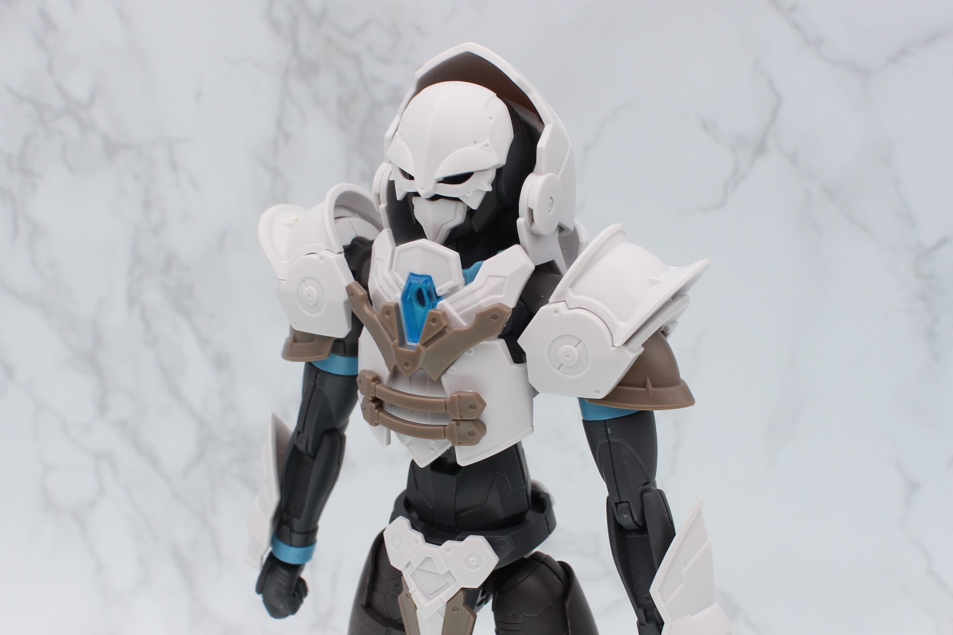 肩アーマーを動かして肩に被せて、フードのパーツを取り付け