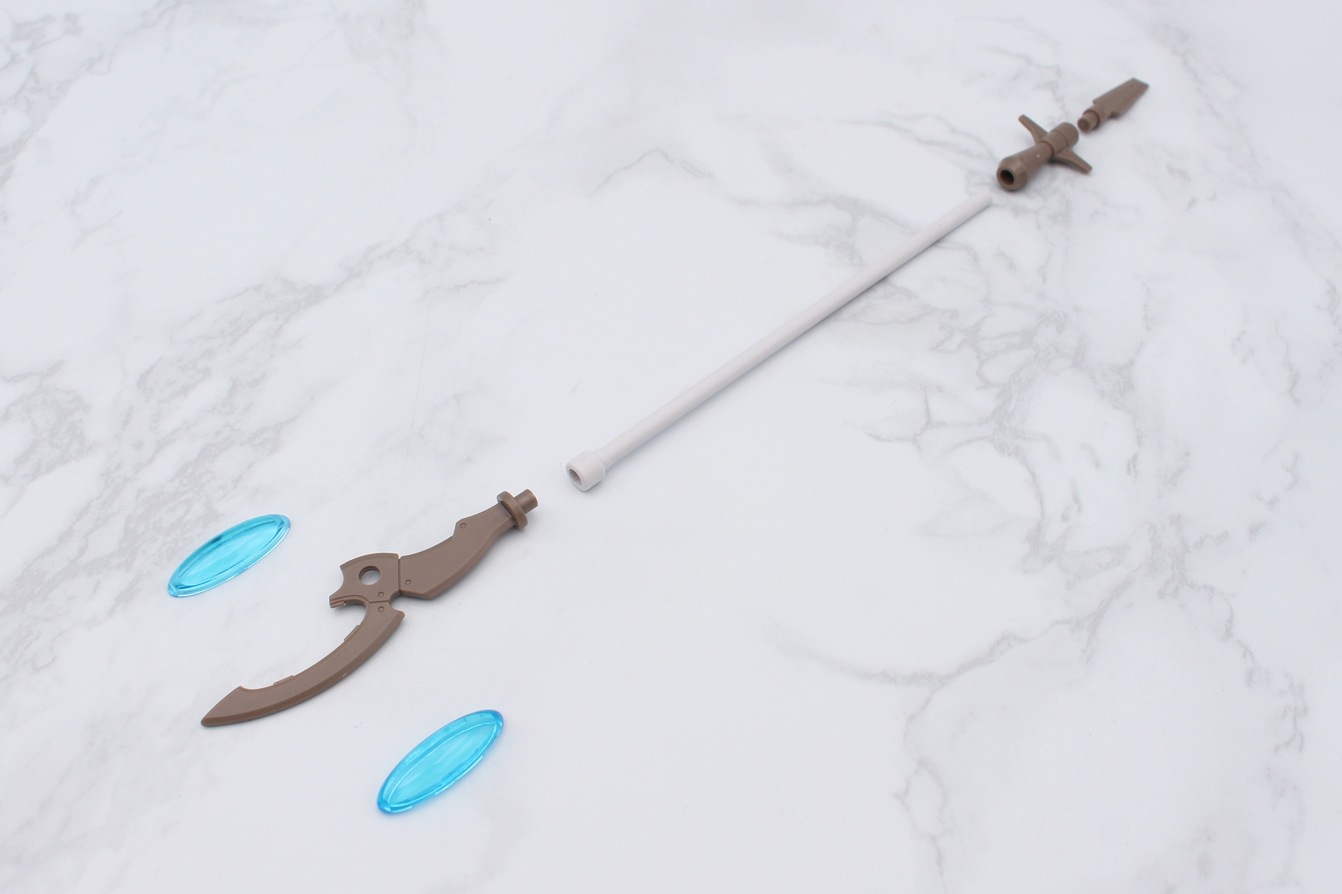 魔杖の組み立て。クリアパーツは極小のダボにより先端部分にしっかりと固定される