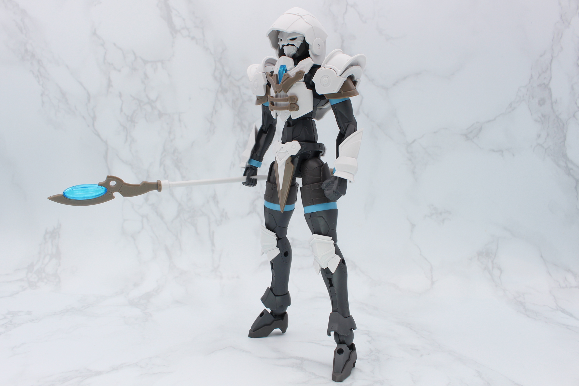 魔杖を装備したリーベルウィザード。台座用の3mm穴は背中のみなので、アームが長い「アクションベース7」が向いている