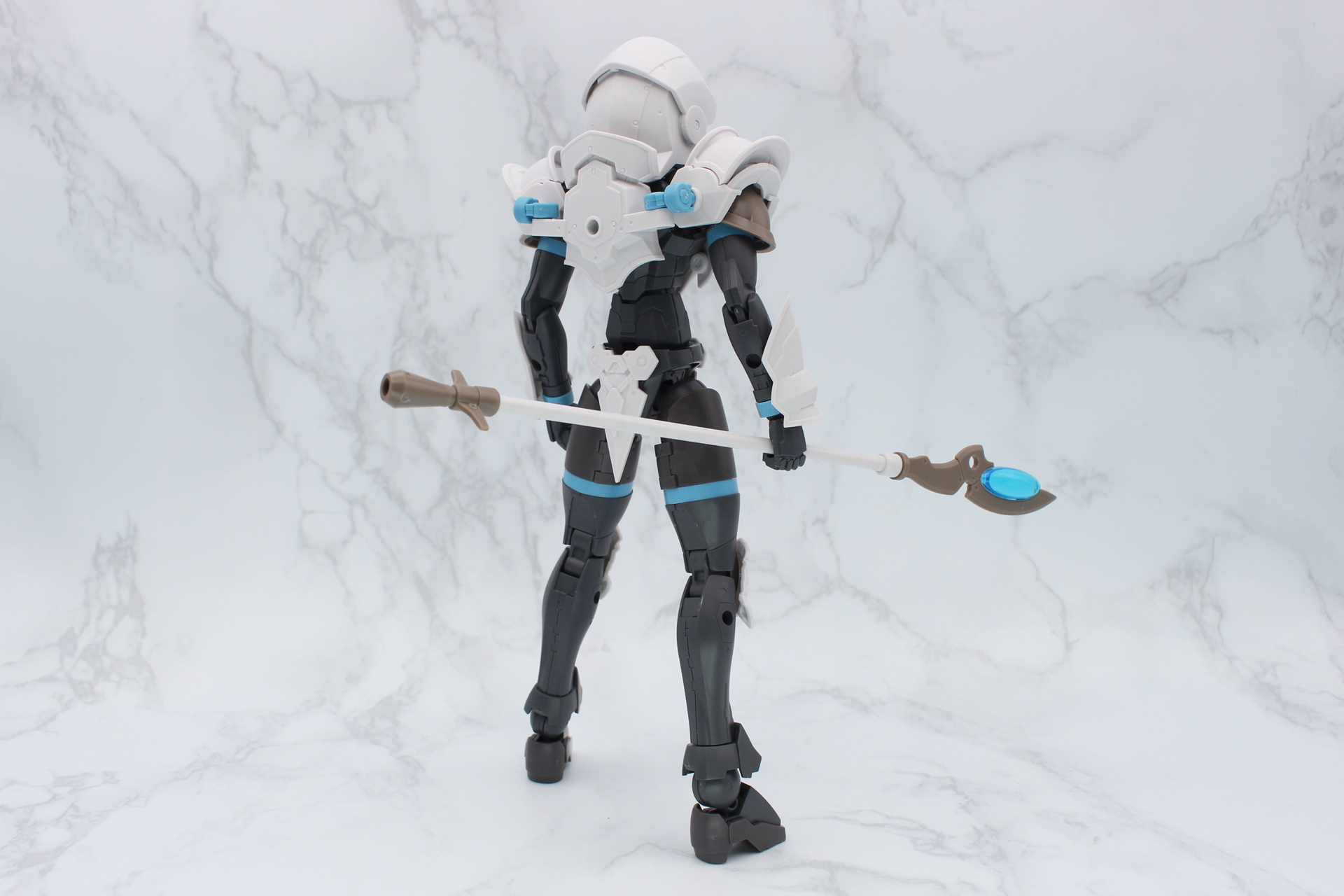 魔杖を装備したリーベルウィザード。台座用の3mm穴は背中のみなので、アームが長い「アクションベース7」が向いている