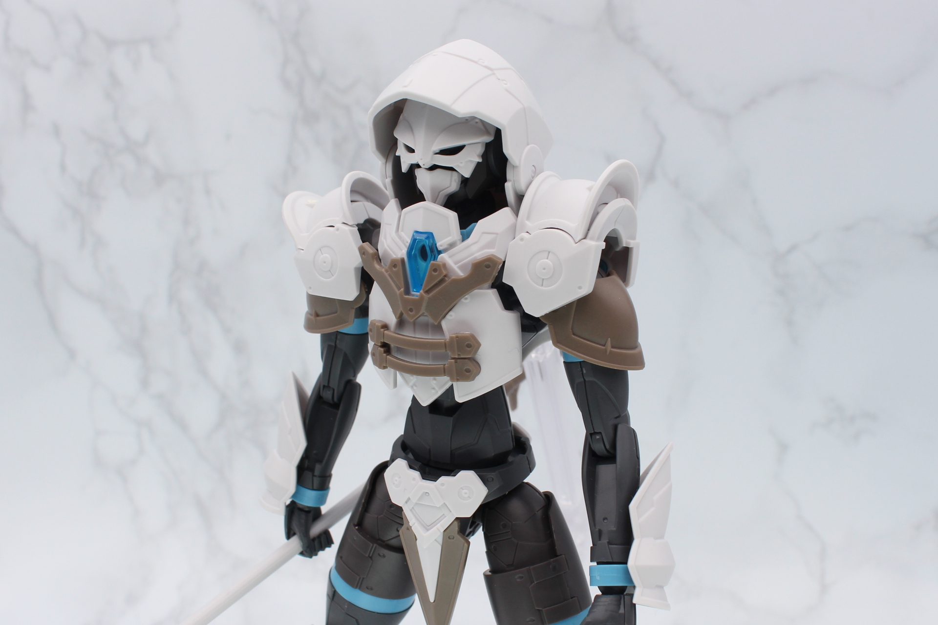 フードを被せた状態では頭の形はほぼ見えなくなる