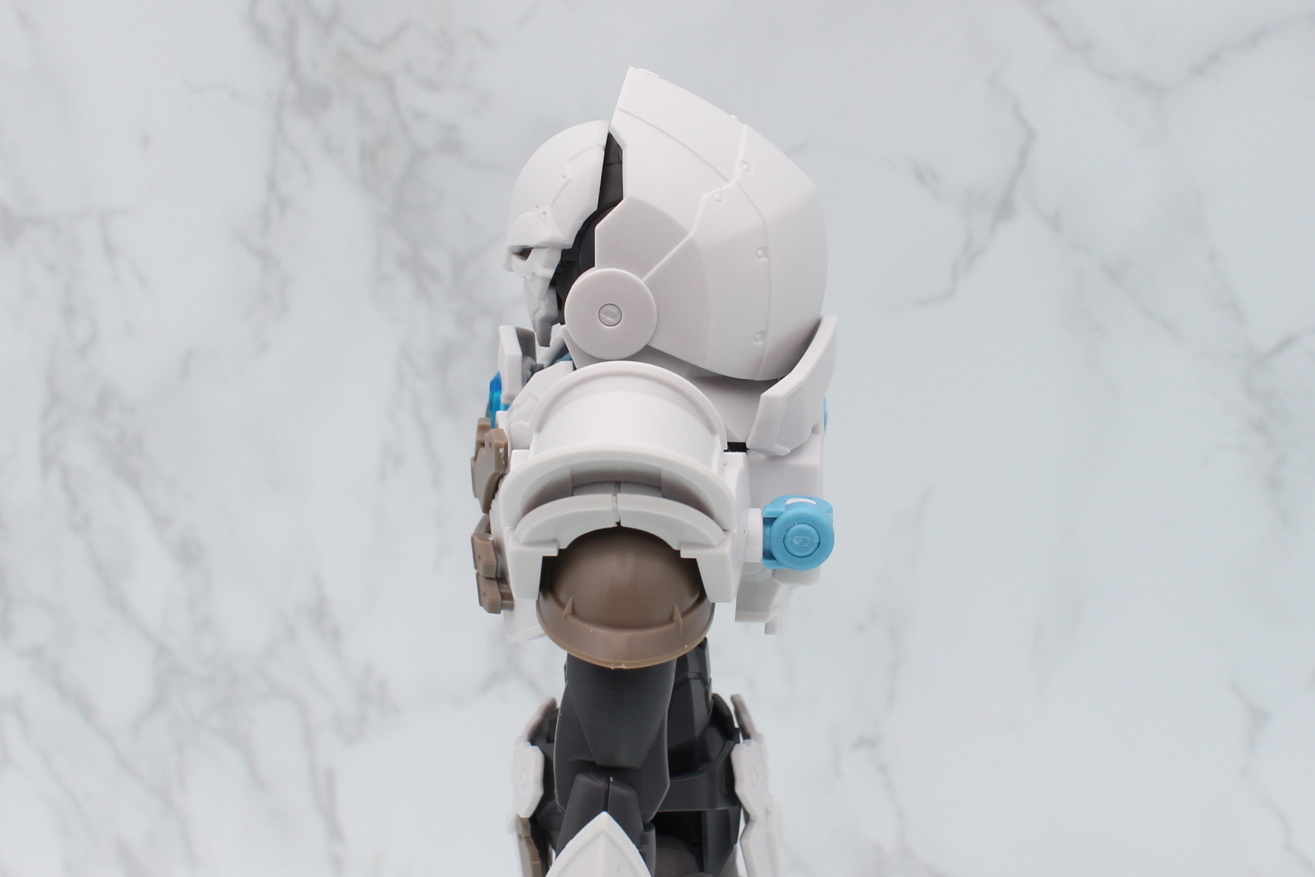 フードは前後にスイング可動する