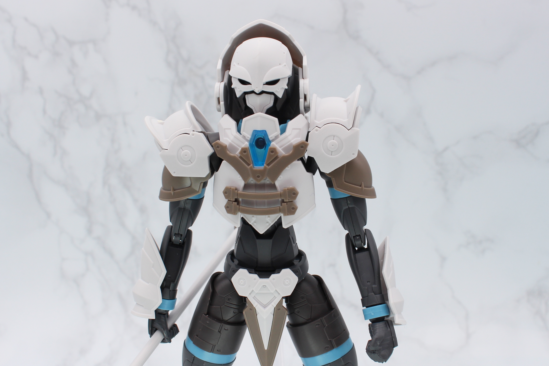 フードを動かすと頭部が半分ほど露出する。頭部の向きを変えたいときはこの状態にする