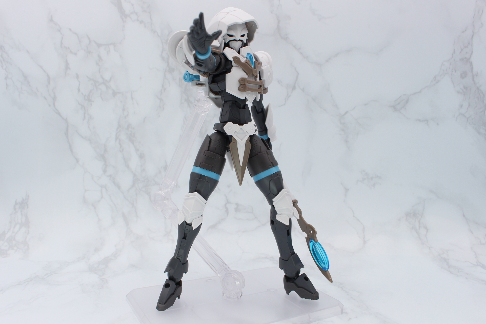 魔法を使うポーズがよく似合う。別売りのエフェクトパーツがあるとさらに映えそうだ